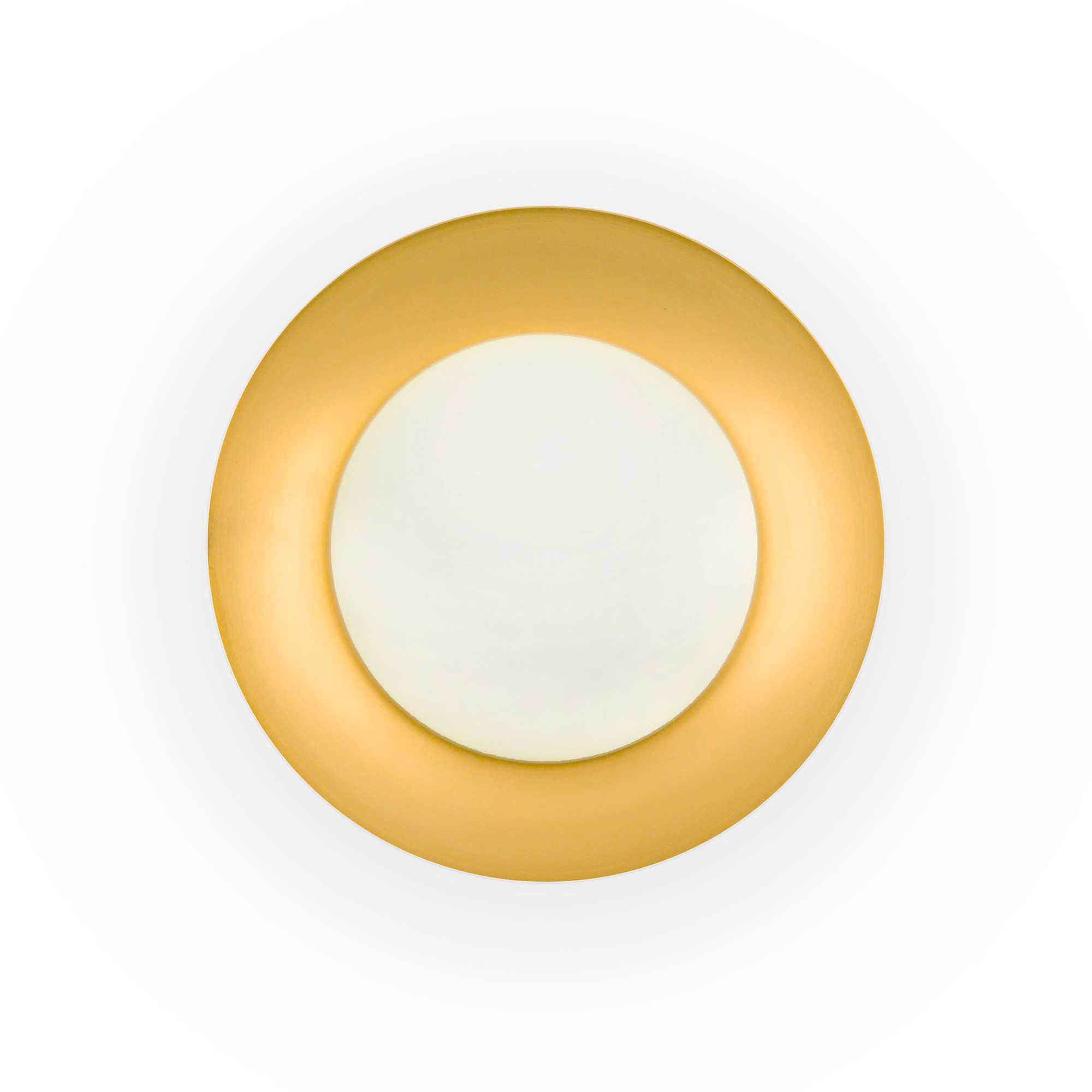 Un apparecchio di illuminazione rotondo color oro con un cerchio interno bianco è centrato su sfondo bianco.