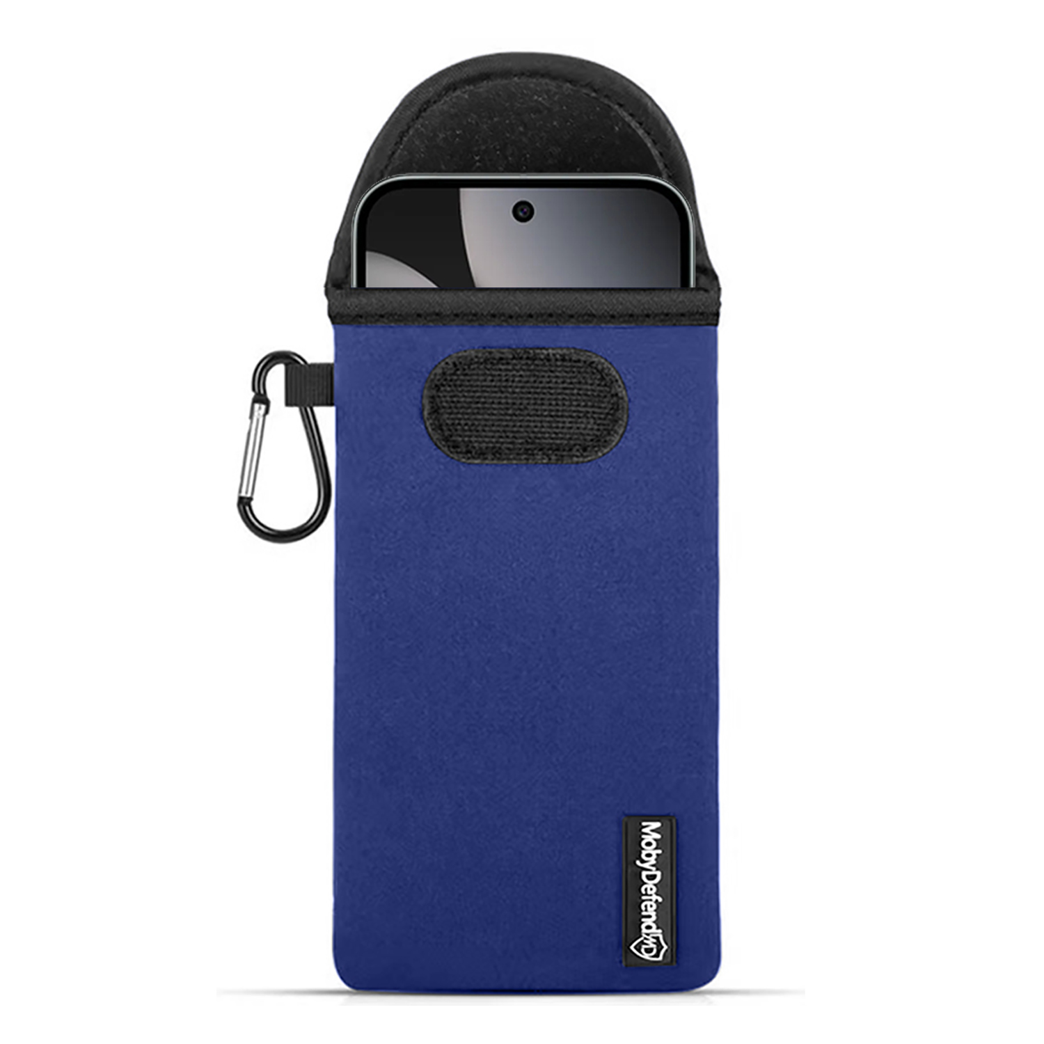 Un étui de téléphone bleu avec un dessus noir et une fermeture velcro, contenant un téléphone. Un mousqueton est suspendu sur le côté. Le logo de la marque est visible.
