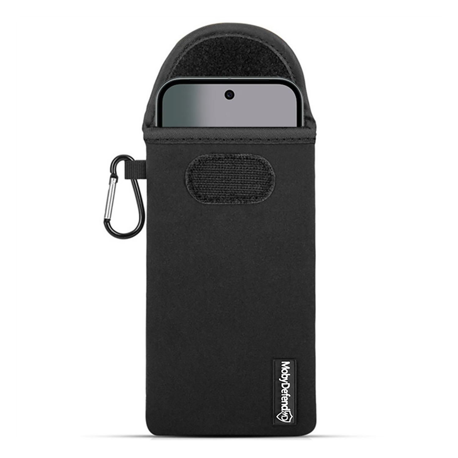 Zwarte telefoonhoes met telefoon erin. Het heeft een karabijnhaak en klittenband. De merknaam MobyDefend is zichtbaar.