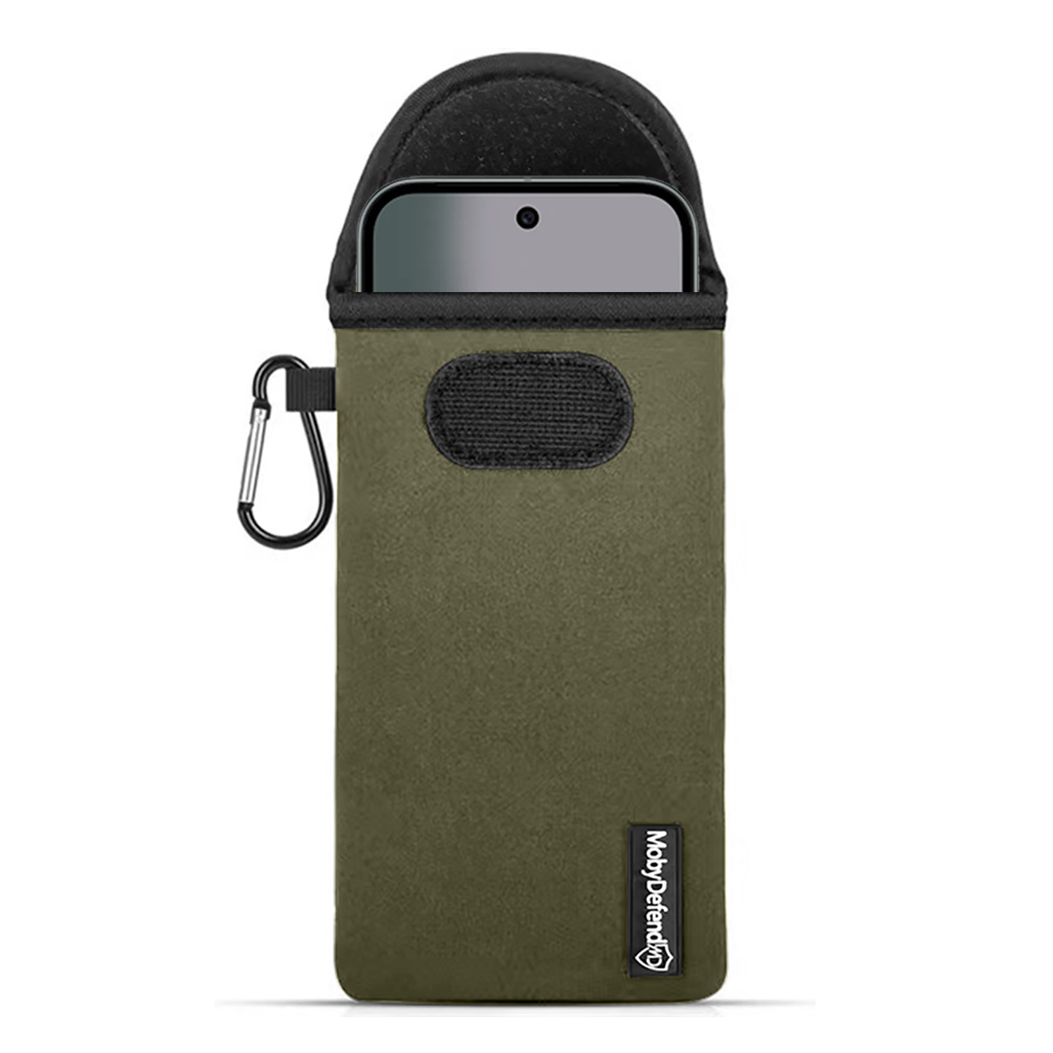 Een olijfgroene telefoonhoes met een telefoon erin. Het heeft een zwarte bovenkant en een karabijnhaak. De merknaam is MobyDefend.