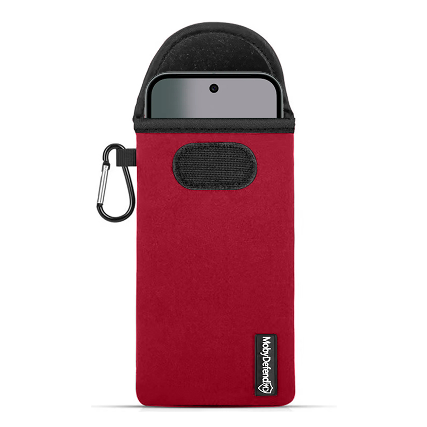 Rode telefoonhoes met zwarte bovenkant, zwarte karabijnhaak en zwart label. Telefoon gedeeltelijk zichtbaar.