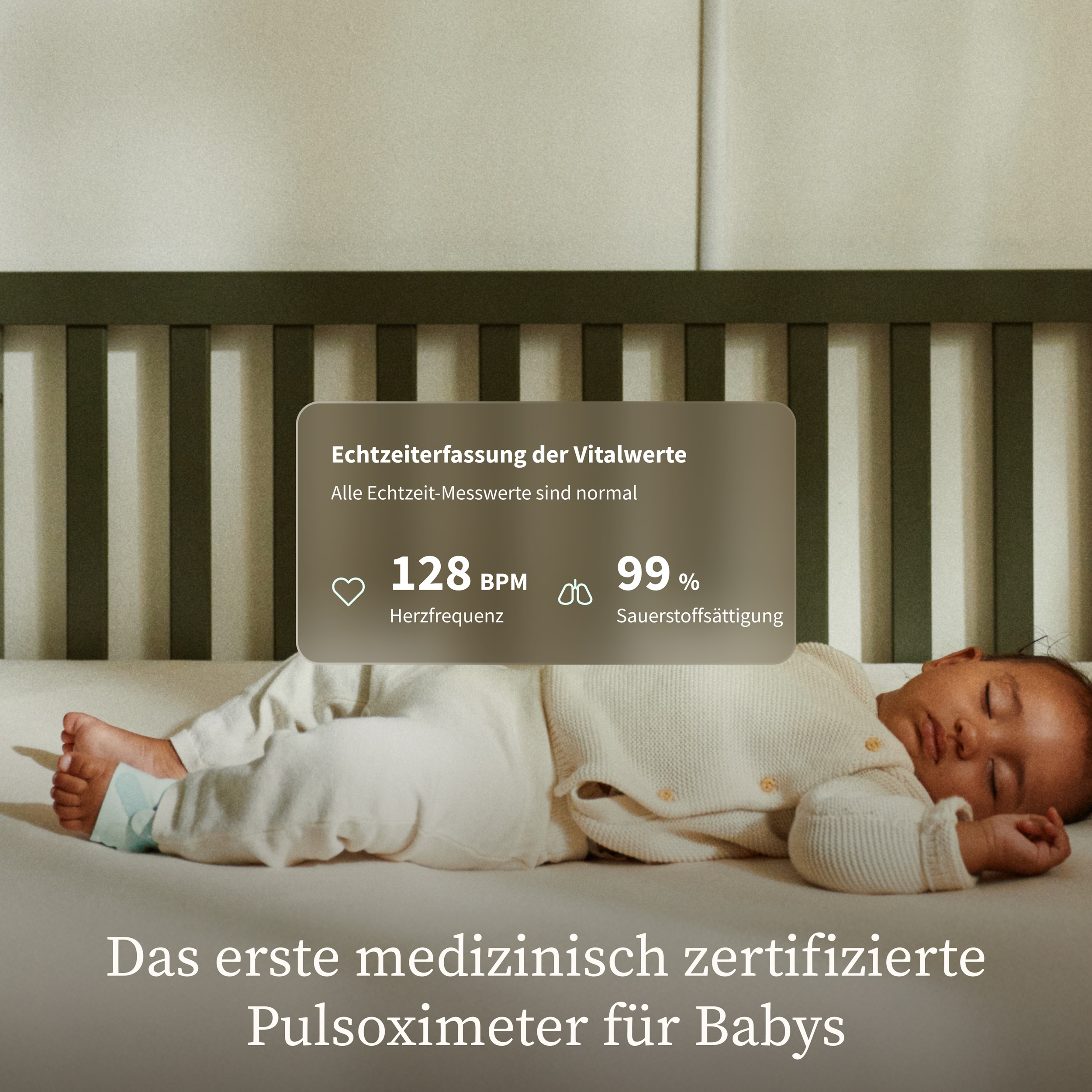 Ein schlafendes Baby in weißer Kleidung liegt auf einem Bett. Infotafel zeigt Herzfrequenz und Sauerstoffsättigung.