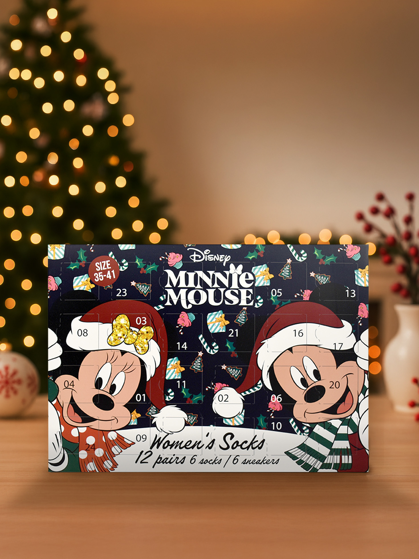 Minnie-Maus-Adventskalender mit Minnie-Gesichtern. Es hat 24 Fenster, Damensocken im Inneren. Ein Weihnachtsbaum und Blumen sind im Hintergrund.