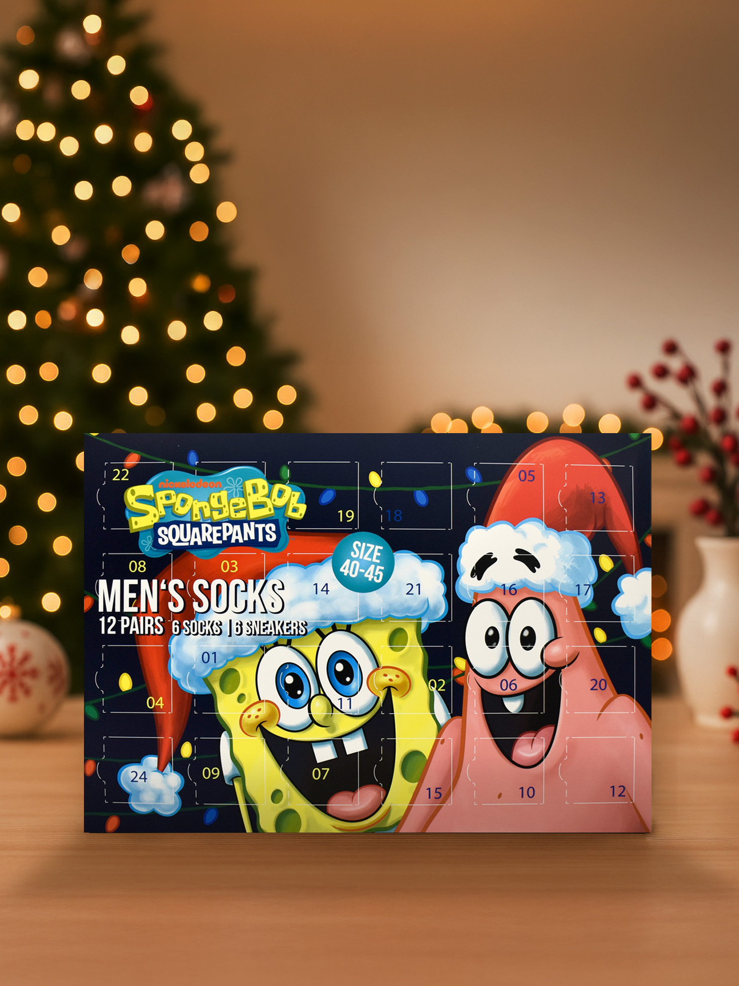 Ein Adventskalender mit Spongebob und Patrick für Herrensocken. Weihnachtsbaum und Dekorationen sind im Hintergrund.