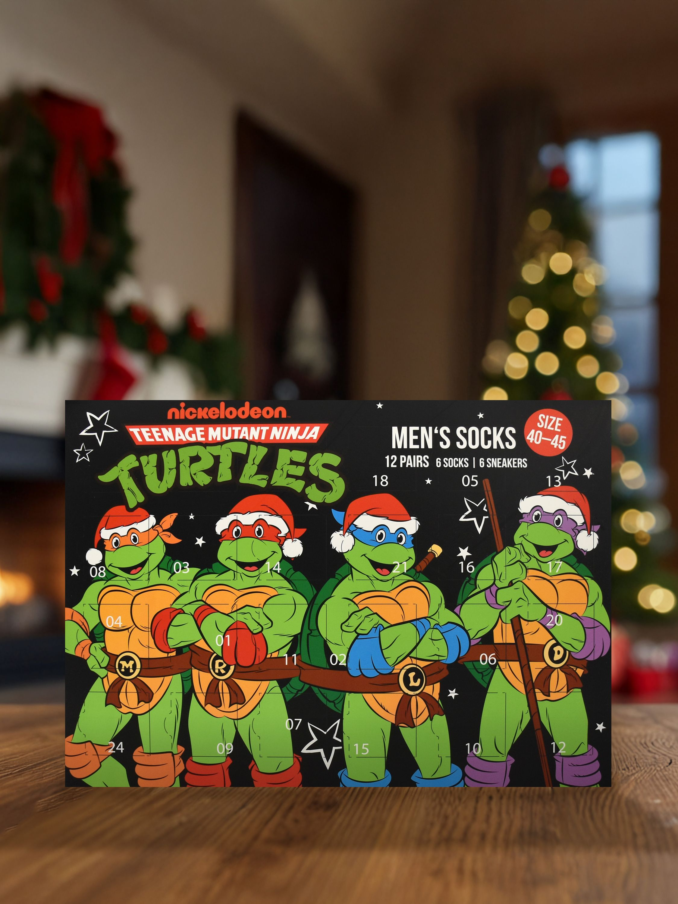 Adventskalender mit Teenage Mutant Ninja Turtles, Weihnachtsthema. Vier Schildkröten mit Weihnachtsmützen. Hintergrund: Weihnachtsbaum, Kranz.