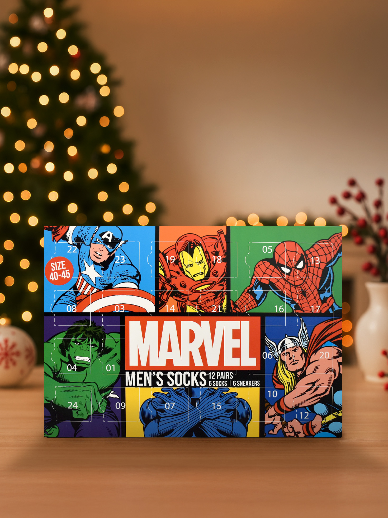 Marvel Adventskalender mit Comicfiguren. Weihnachtsbaum im Hintergrund. Enthält Socken und Sneakers.