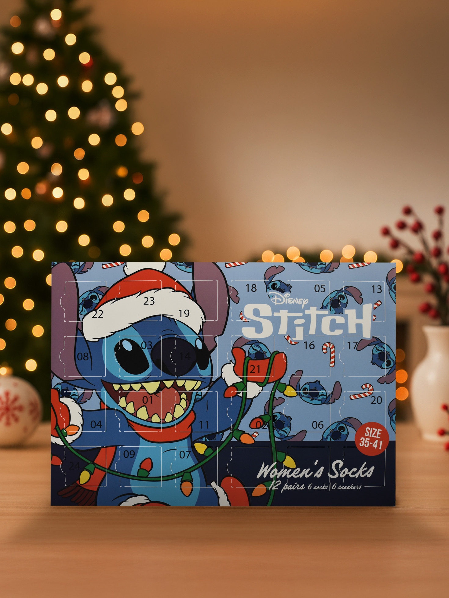 Adventskalender mit Stitch. Im Hintergrund ein Weihnachtsbaum. Der Kalender lautet "Women's Socks".
