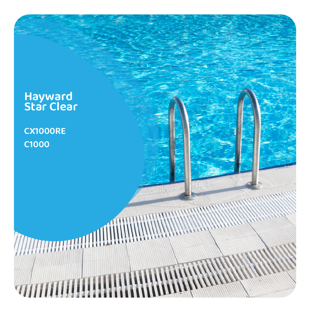 Una piscina piena di acqua blu, scala in acciaio inossidabile. Piastrelle bianche circondano la piscina. Un cerchio blu con testo a sinistra.
