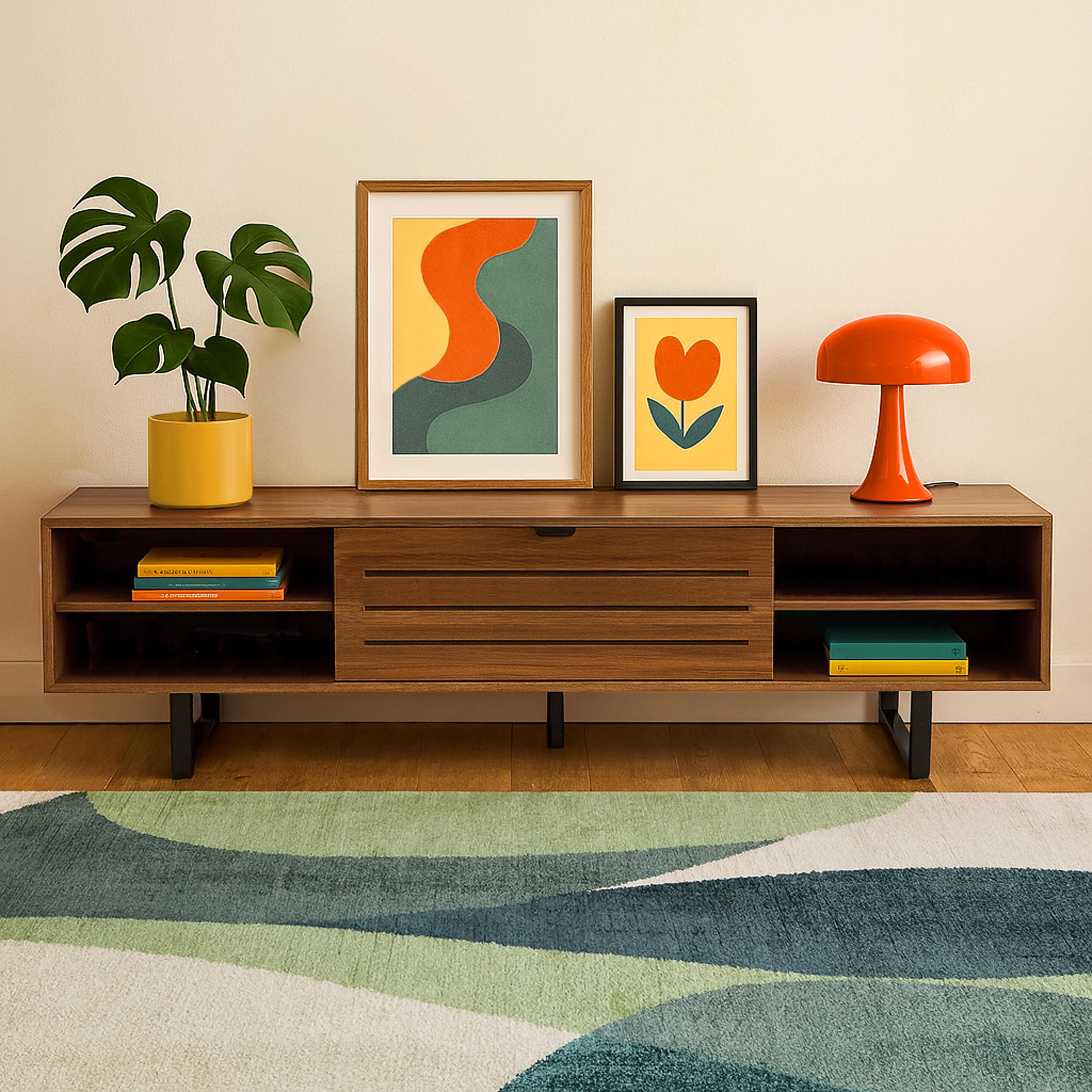 Ein Holzschrank mit Lampe, Pflanzen und Bildern. Ein gemusterter Teppich bedeckt den Boden. Der Hintergrund ist beige.