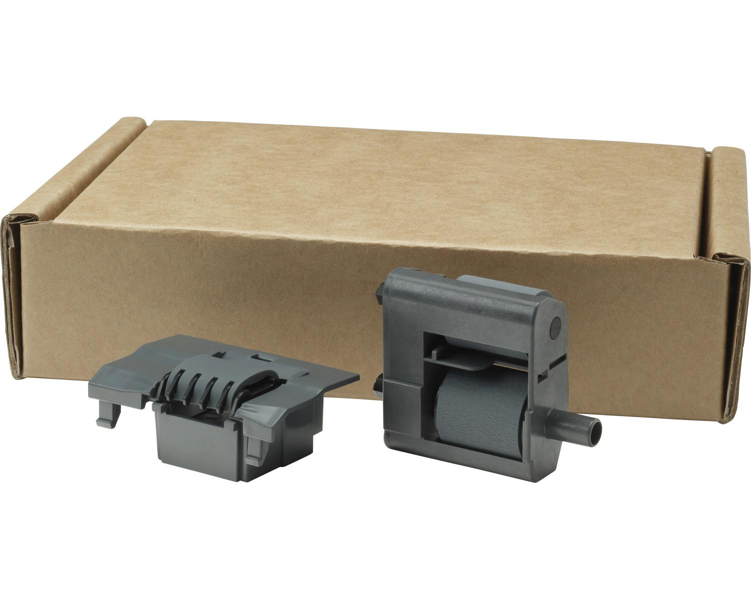 Dwie szare części drukarki przed kartonowym pudełkiem. Jedna część ma wałek, druga konstrukcję przypominającą grzebień.