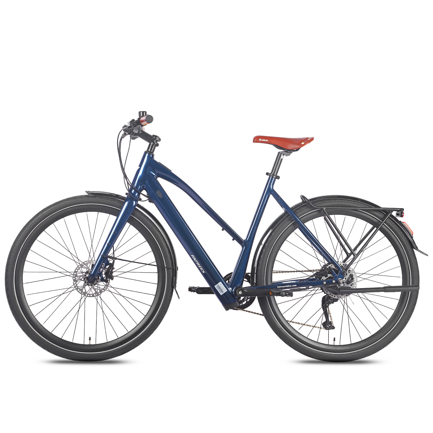 Ein blaues Elektrofahrrad mit rotem Sitz vor weißem Hintergrund. Das Fahrrad hat schwarze Reifen und einen Gepäckträger.