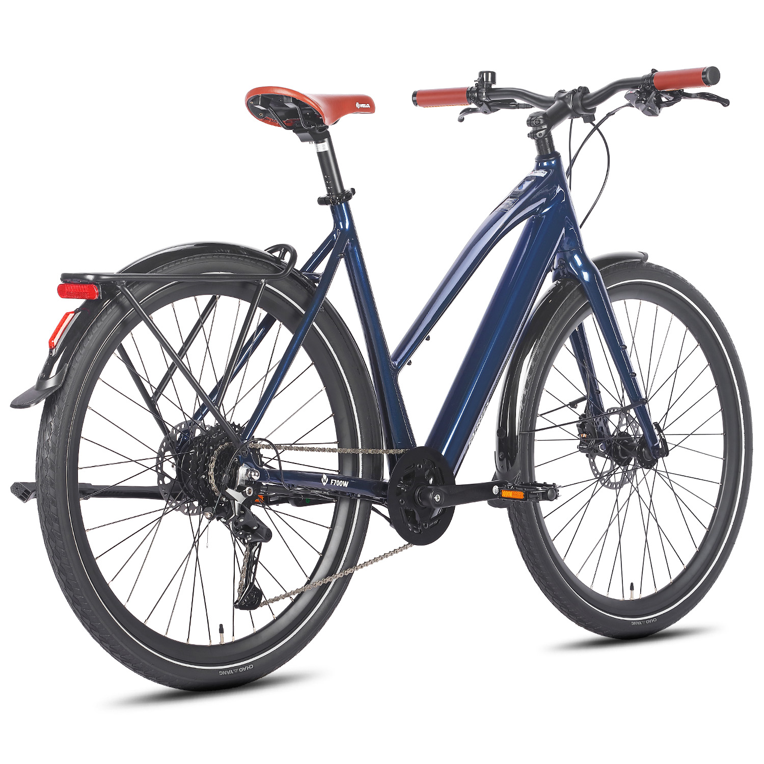 Blaues Elektrofahrrad mit braunem Sattel und Lenker. Schwarze Reifen, Schutzbleche und Gepäckträger. Weißer Hintergrund.