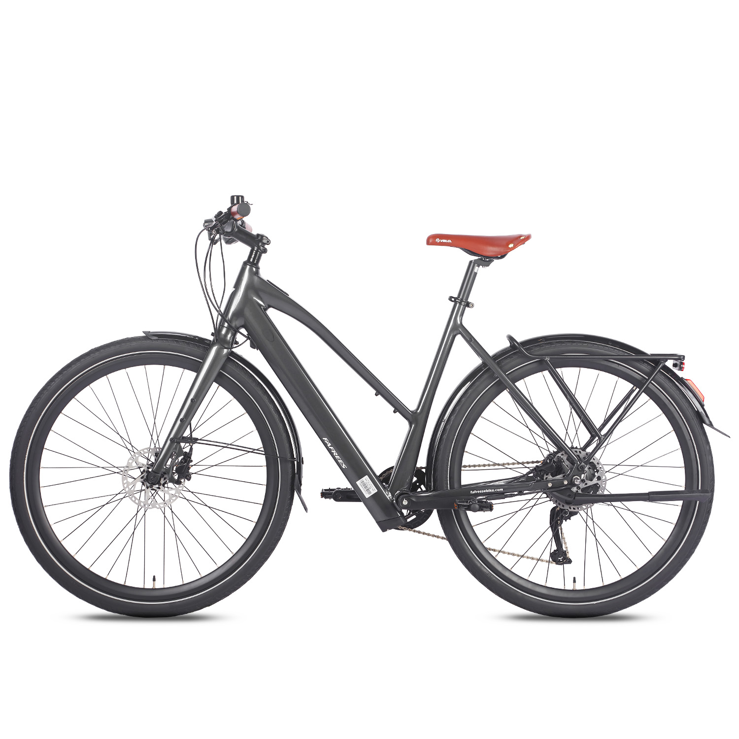 Ein dunkelgraues FaFREEs-Fahrrad auf weißem Hintergrund. Merkmale sind ein rotbrauner Sitz, schwarze Reifen und ein Gepäckträger.