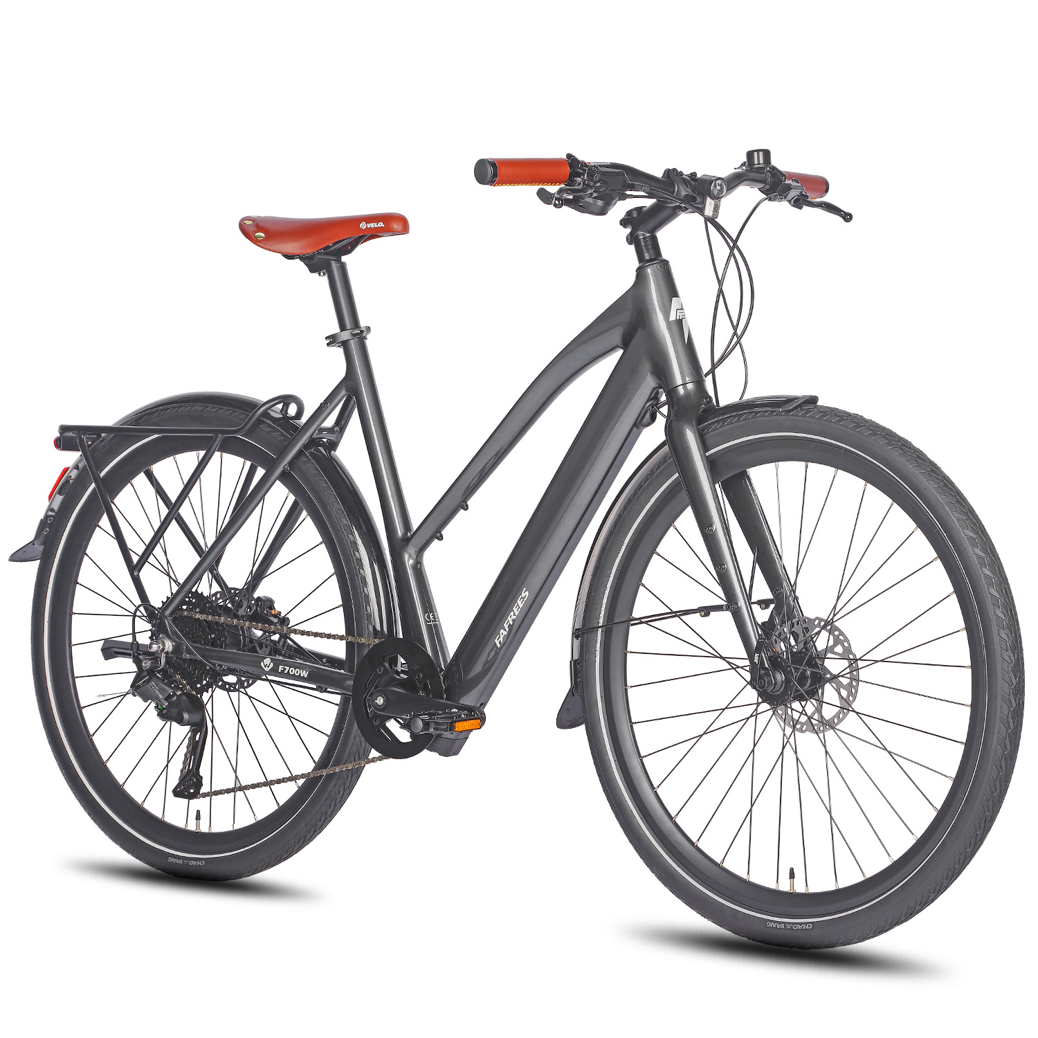 Ein graues Fahrrad mit braunem Sattel und Lenker. Die Räder sind schwarz mit weißen Linien. Das Fahrrad steht vor weißem Hintergrund.