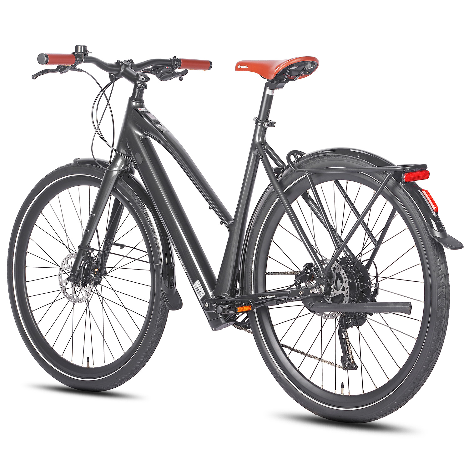 Ein schwarzes Fahrrad mit braunem Lenker und Sattel. Es hat weiß umrandete Reifen und einen Gepäckträger, vor weißem Hintergrund.