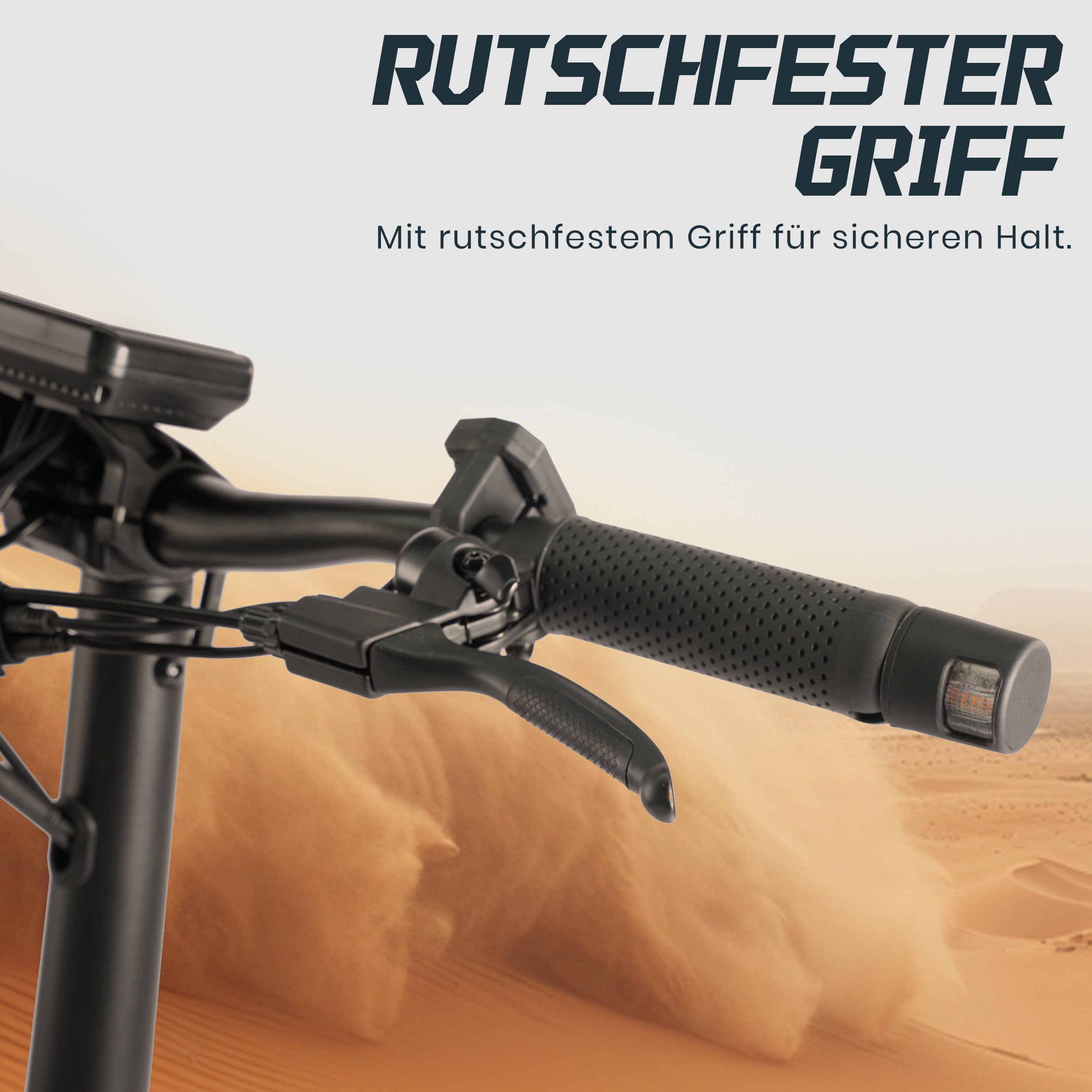 Schwarzer Lenker eines Elektrorollers, mit dem Text 'RUTSCHFESTER GRIFF'. Der Hintergrund zeigt eine Wüstenszene.