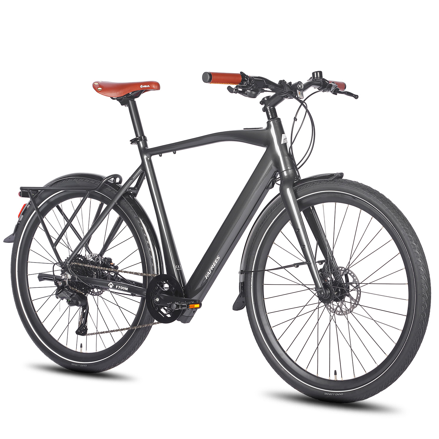 Ein graues Elektrofahrrad mit braunem Sattel und Lenker. Es hat schwarze Reifen und einen weißen Hintergrund.