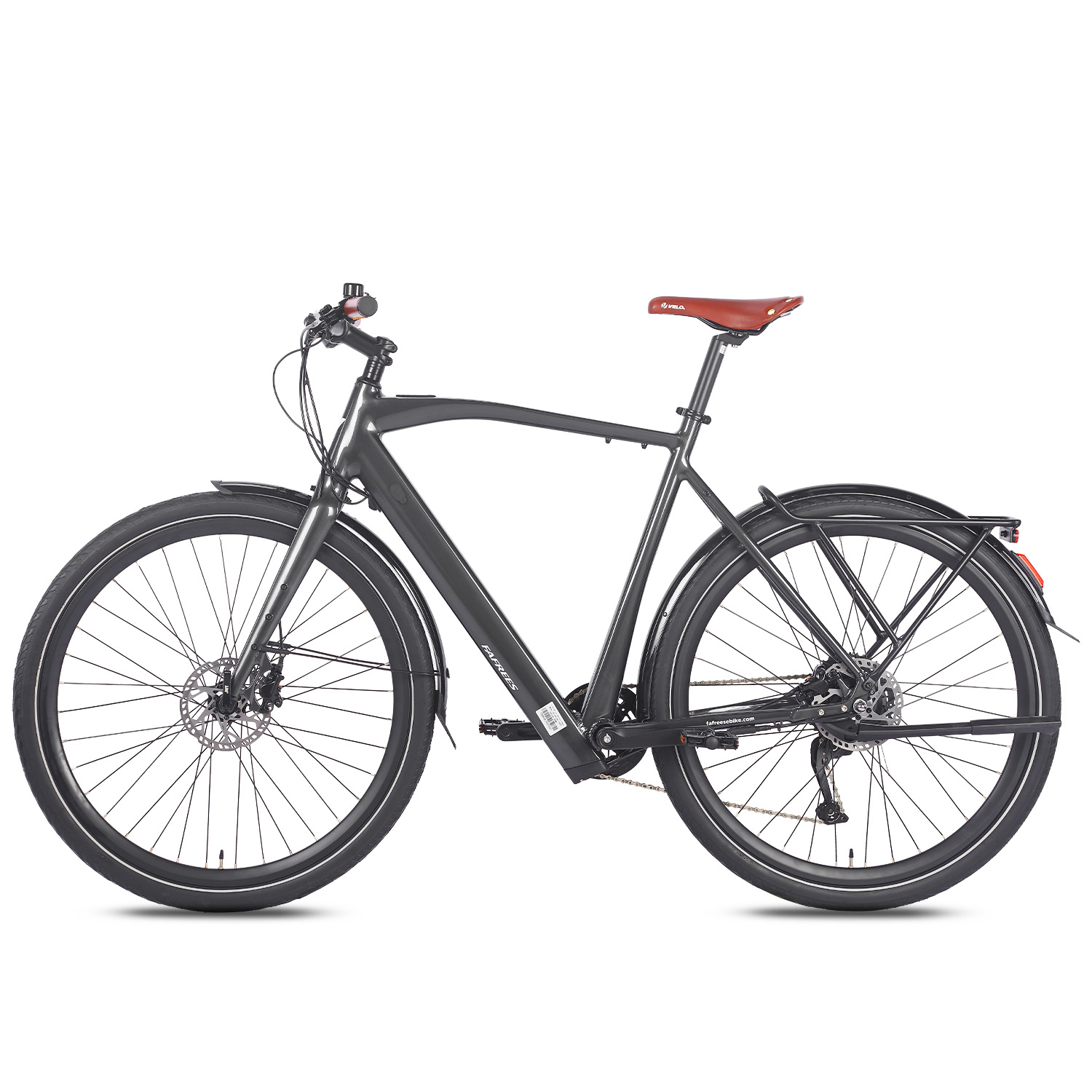 Ein graues Farrees-Fahrrad mit braunem Sattel. Es hat schwarze Reifen, Schutzbleche und einen Gepäckträger. Der Hintergrund ist weiß.