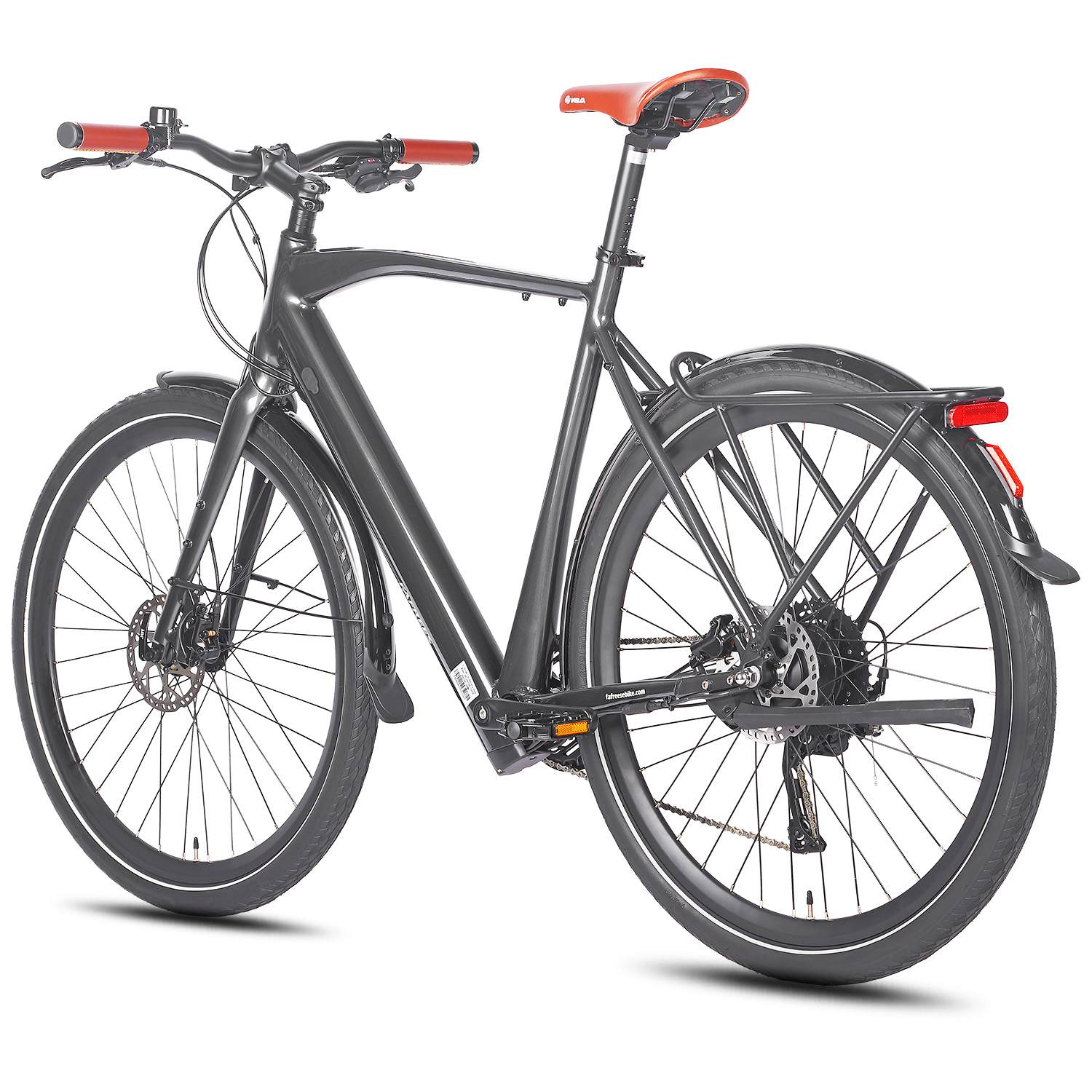 Ein graues Fahrrad mit roten Lenkergriffen und einem roten Sitz. Es hat einen Gepäckträger und einen weißen Hintergrund.