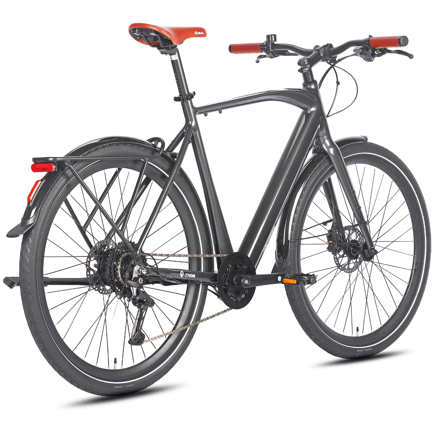 Ein graues Fahrrad mit rotem Sattel und Lenker. Die Reifen sind schwarz mit weißen Felgen. Der Hintergrund ist weiß.