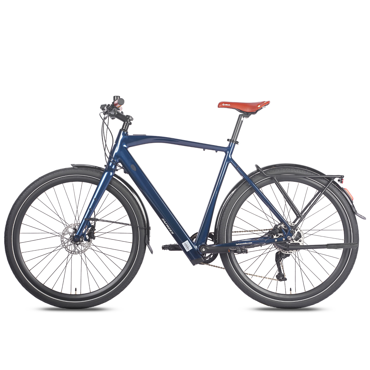Blaues Citybike mit rotem Sattel auf weißem Hintergrund. Es hat schwarze Reifen, Schutzbleche und einen Gepäckträger.