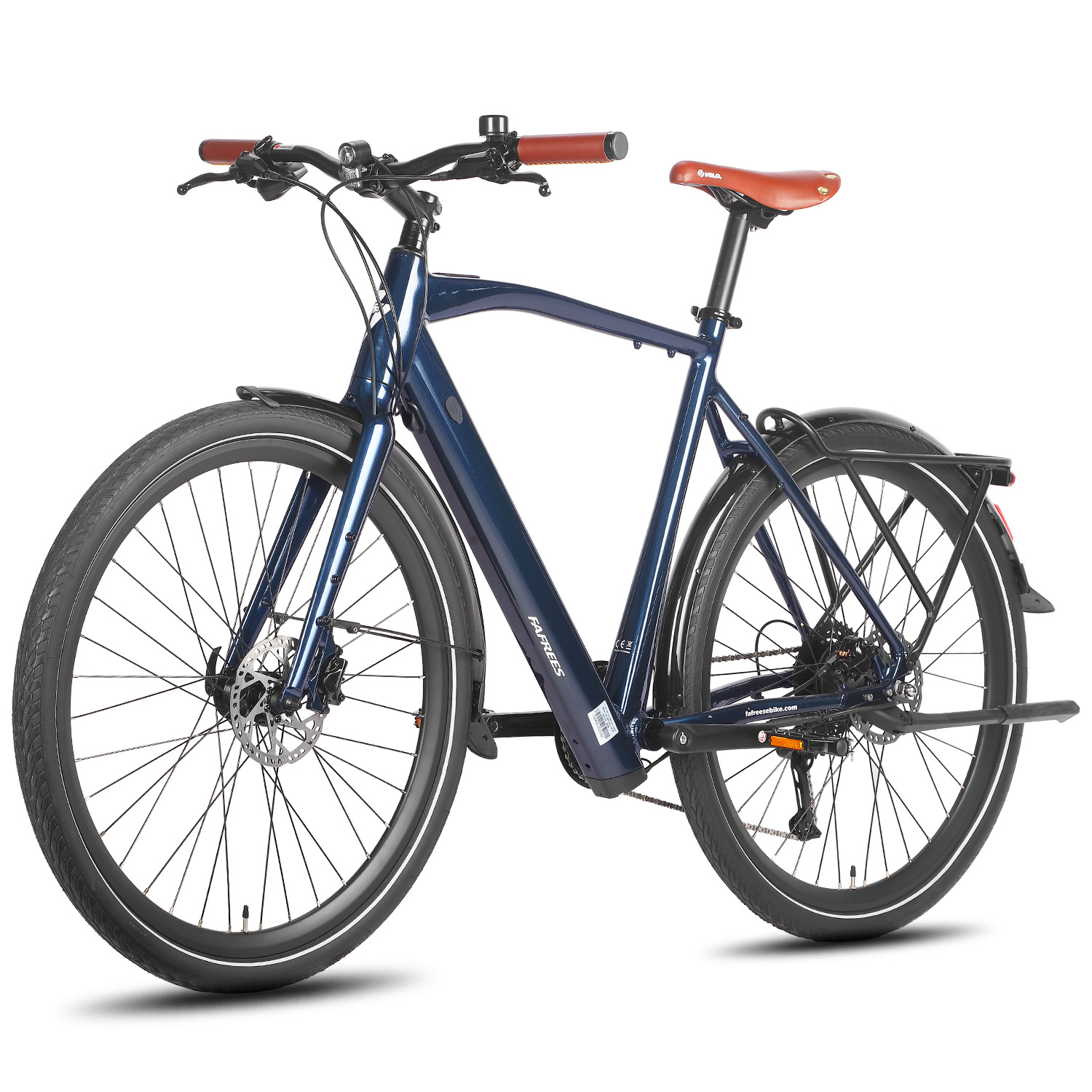 Blaues Elektrofahrrad mit braunen Ledergriffen und Sattel. Schwarze Räder und Reifen. Weißer Hintergrund.