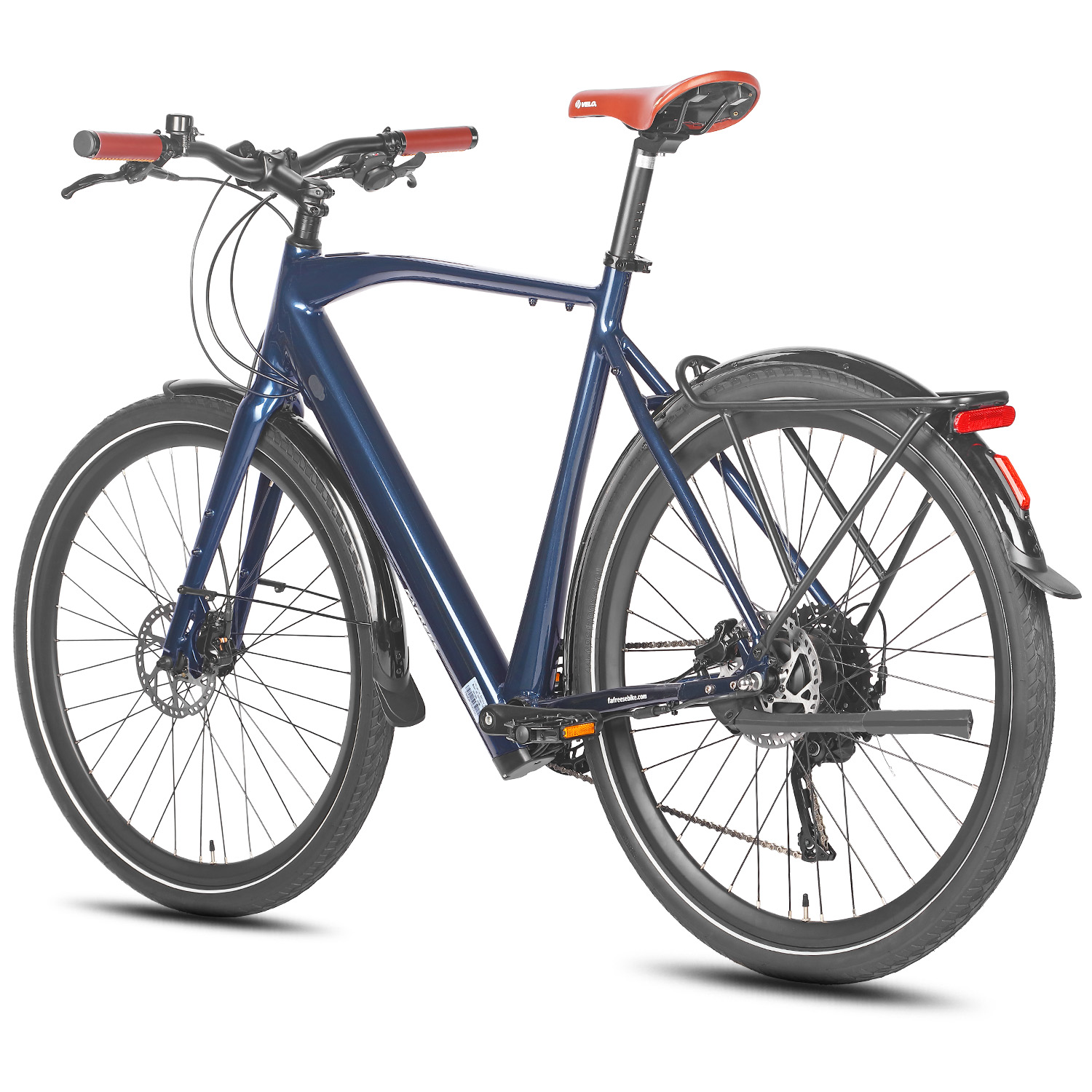 Ein blaues Fahrrad mit braunem Sattel und roten Lenkern. Es hat schwarze Reifen mit weißen Seitenwänden und einen Gepäckträger.