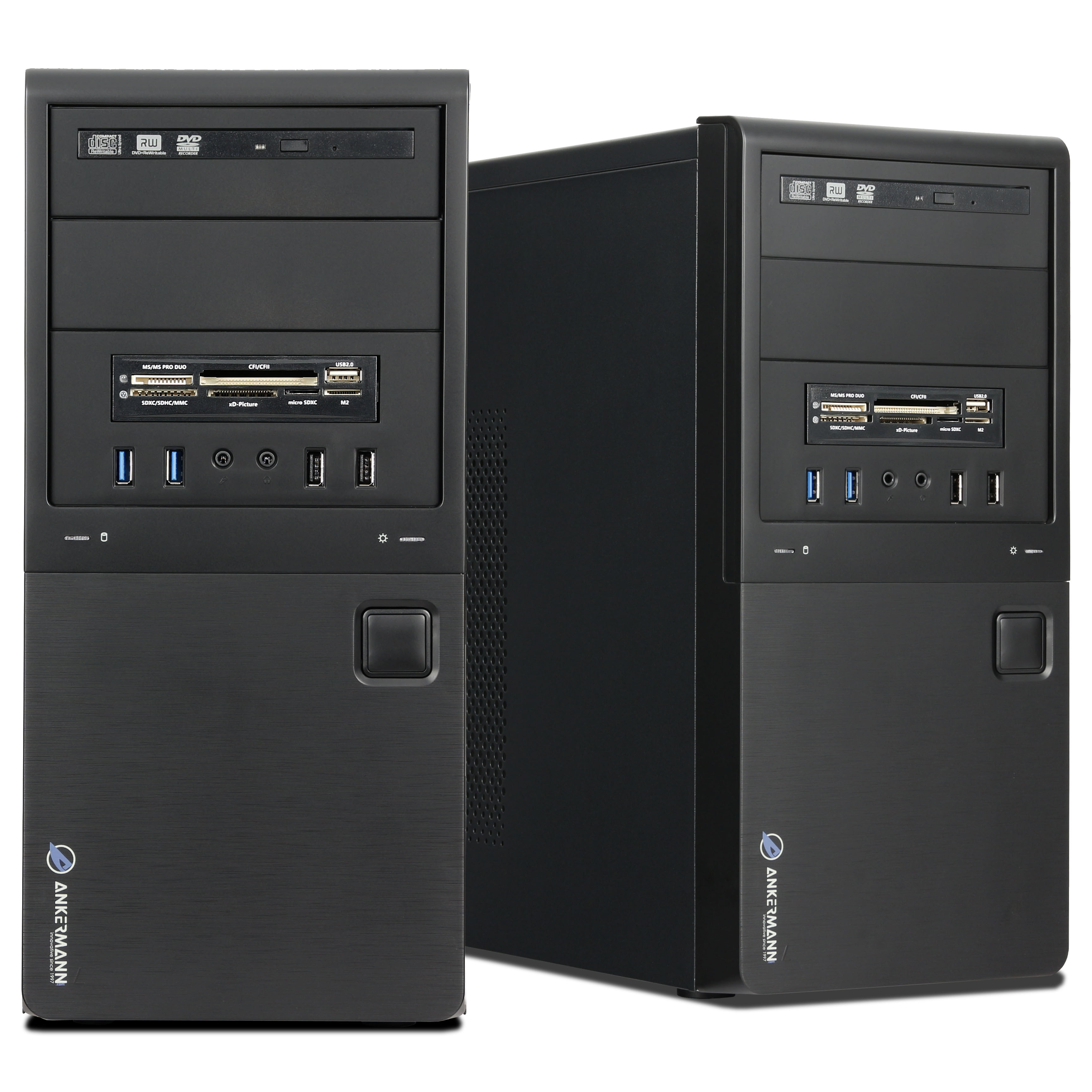 Zwei schwarze Computertürme nebeneinander. Jeder hat ein DVD-Laufwerk, einen Kartenleser, USB-Anschlüsse und das Ankeramm-Logo.