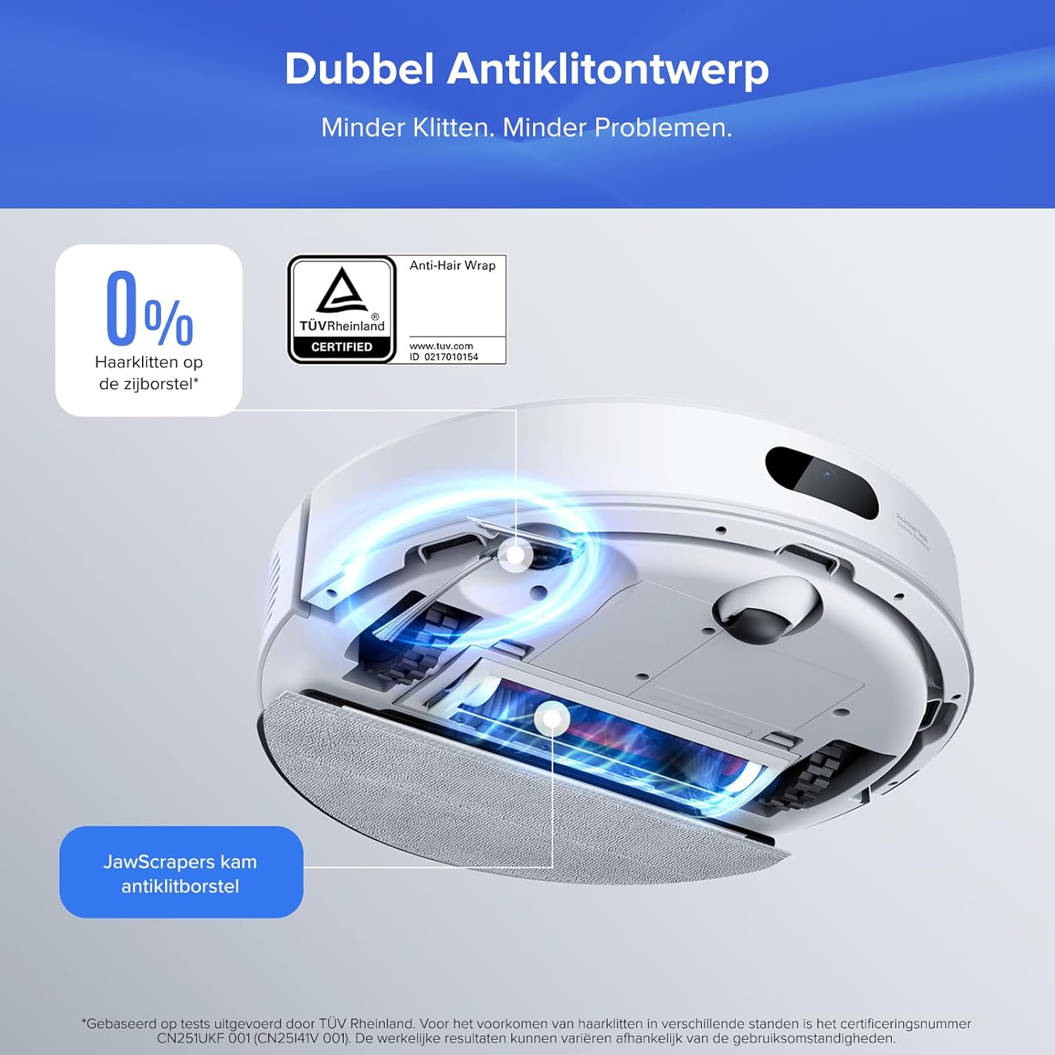 Een witte robotstofzuiger met blauwe accenten, een certificeringslogo en tekst over haarverstrengeling reductie.