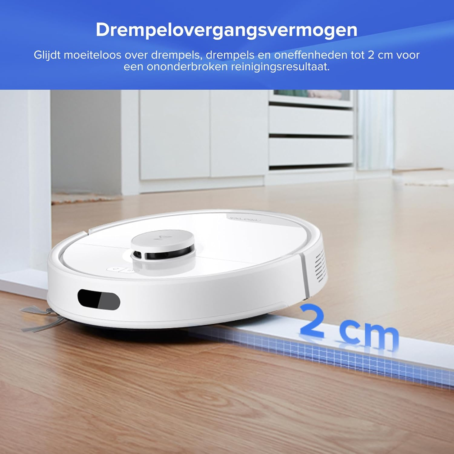 Een witte robotstofzuiger beklimt een drempel van 2 cm. Bovenstaande tekst: 'Drempelovergangsvermogen'.