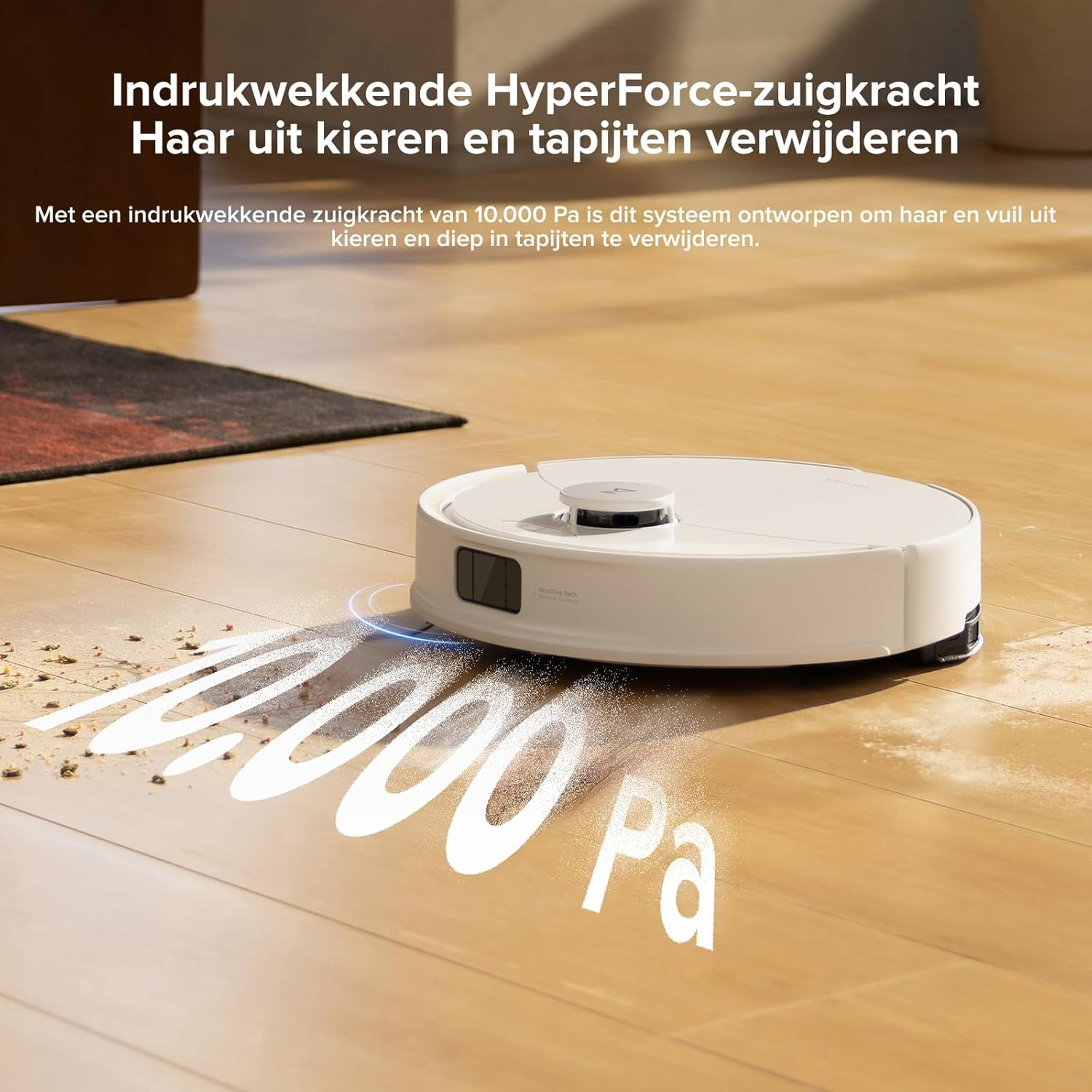 Un aspirateur robot blanc sur un plancher en bois nettoie. Le texte dit '1000 Pa'. L'aspirateur enlève la poussière et la saleté.