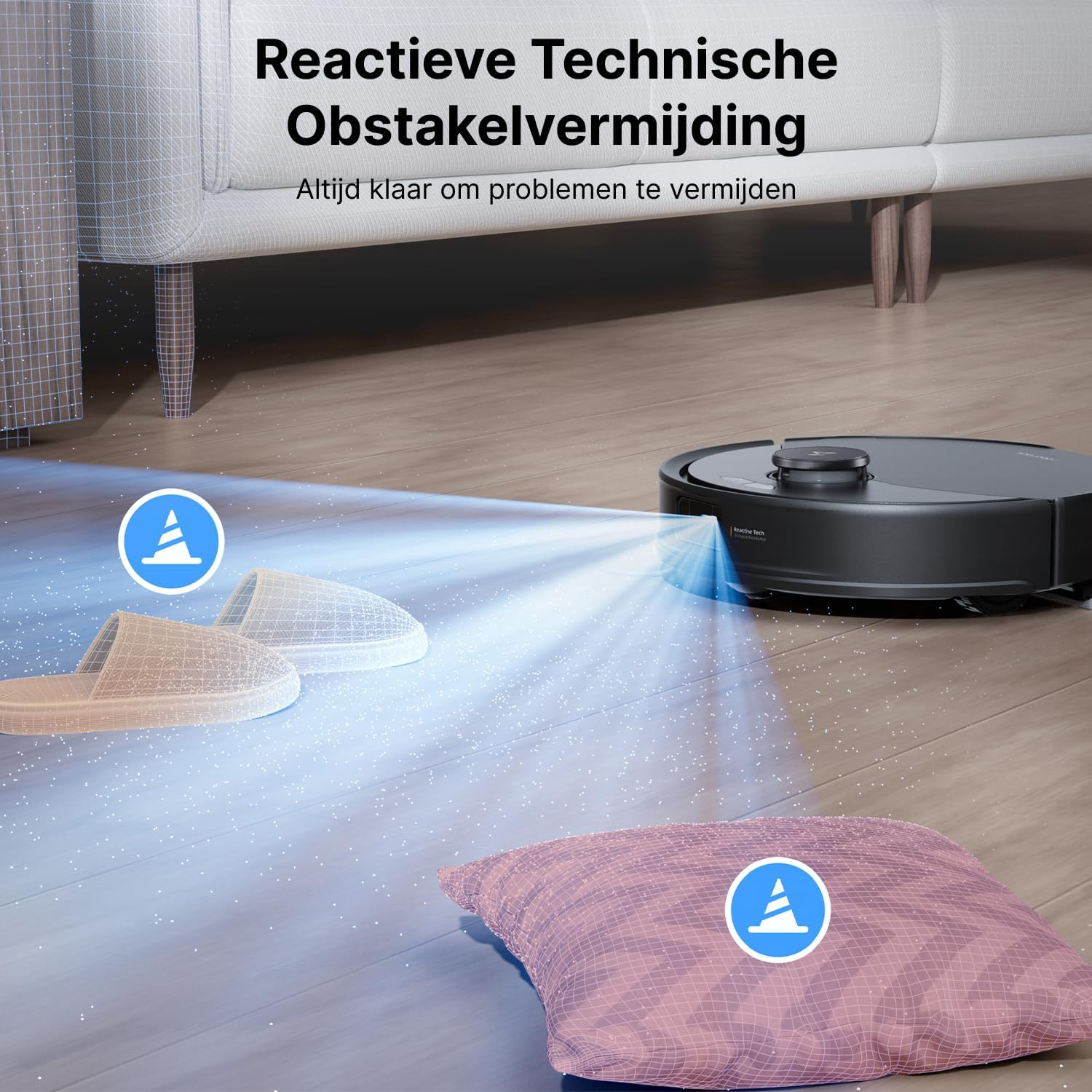 Een robotstofzuiger ontwijkt obstakels zoals pantoffels en een kussen op een houten vloer. Een bank staat op de achtergrond.