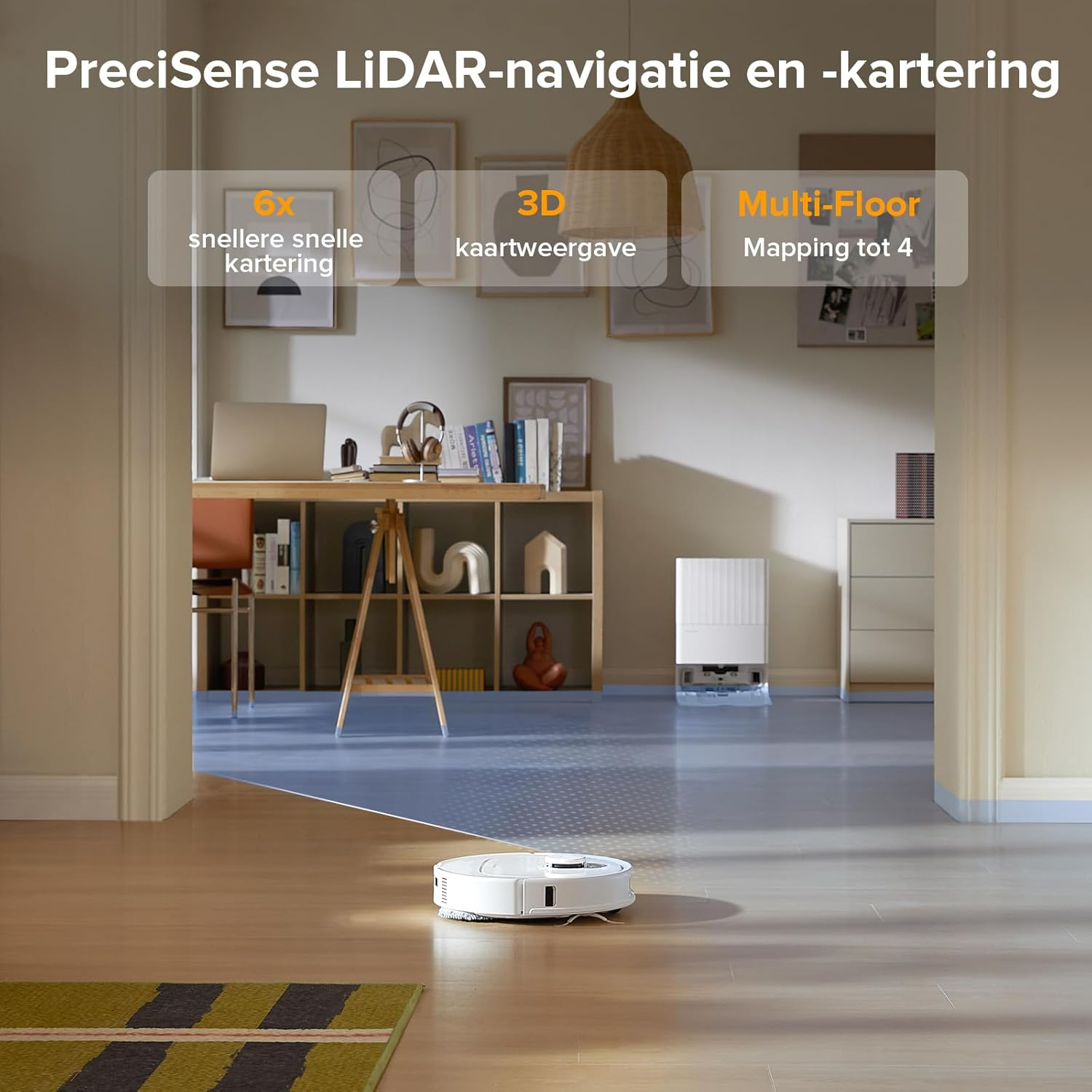 Een witte robotstofzuiger in een woonkamer. De kamer heeft houten vloeren en een tapijt. Details van het product worden hierboven weergegeven.