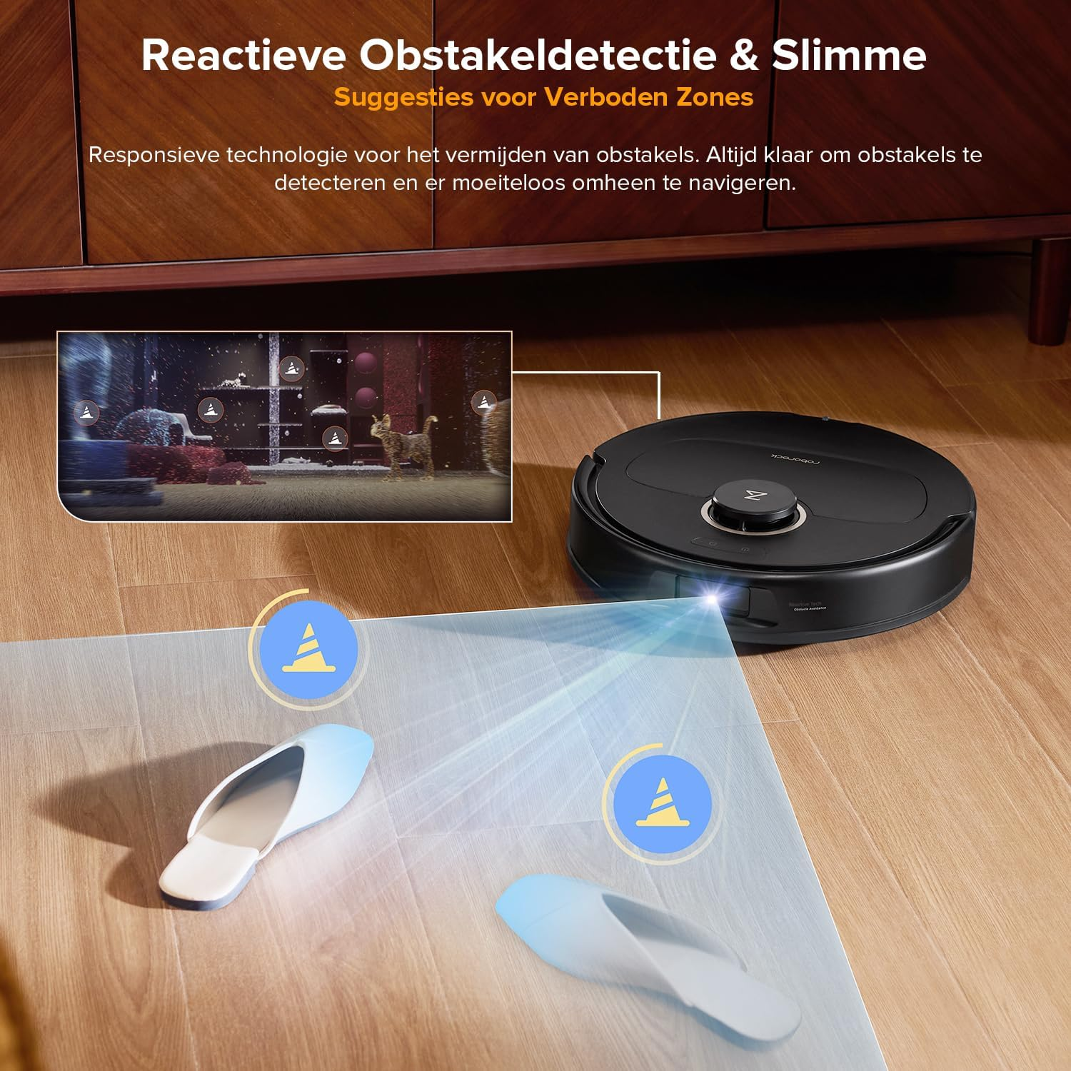 Een zwarte robotstofzuiger op houten vloer, met slippers en een geprojecteerd verboden gebied.