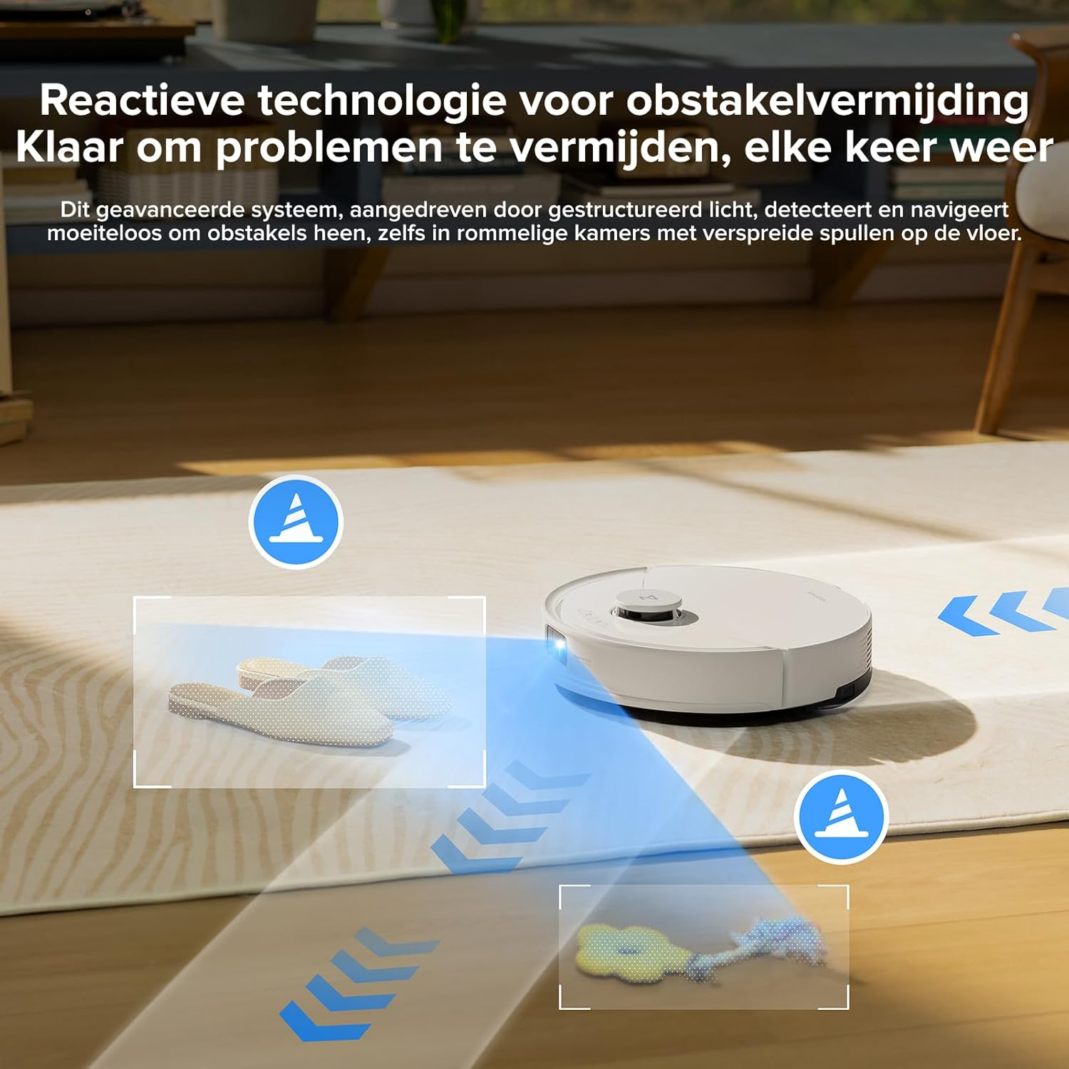 Un aspirateur robot blanc sur un tapis. L'image montre comment il évite les obstacles comme des pantoufles et des jouets au sol.
