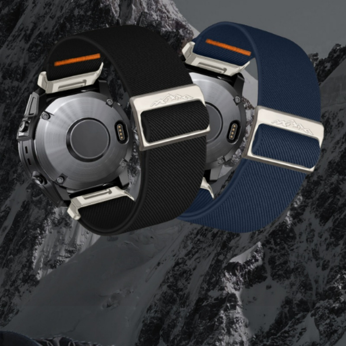 Zwei Smartwatches mit schwarzen und blauen Armbändern. Berg-Hintergrund. Die Uhren haben silberne Hardware und orangefarbene Details.