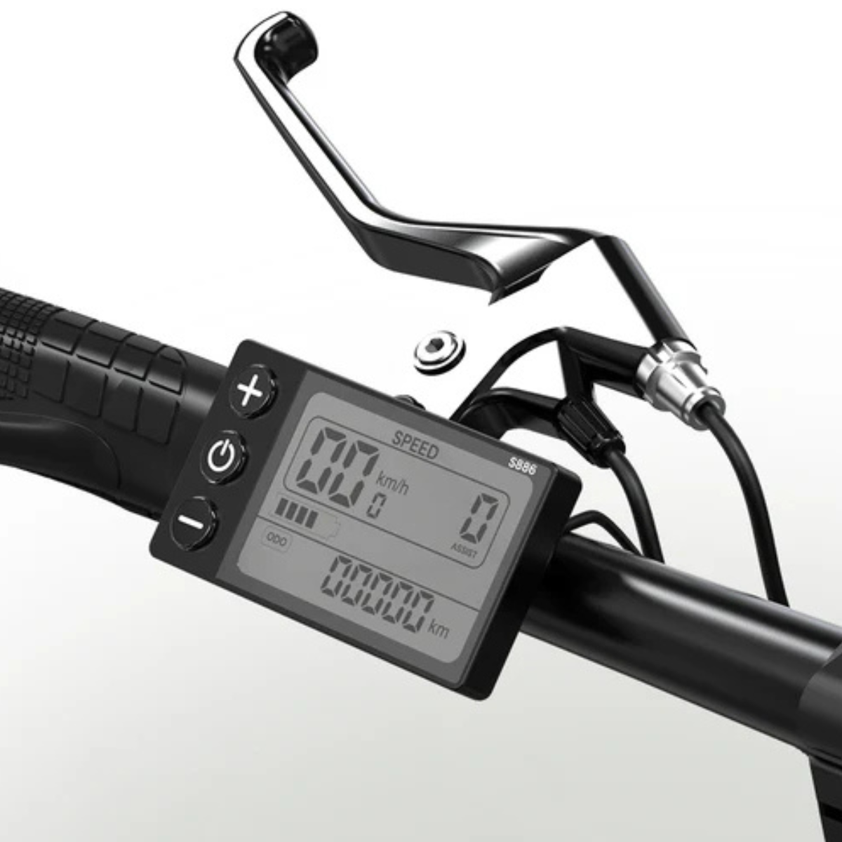 Zbliżenie kierownicy roweru z cyfrowym wyświetlaczem pokazującym prędkość, poziom wspomagania i dystans. Dźwignia hamulca widoczna.