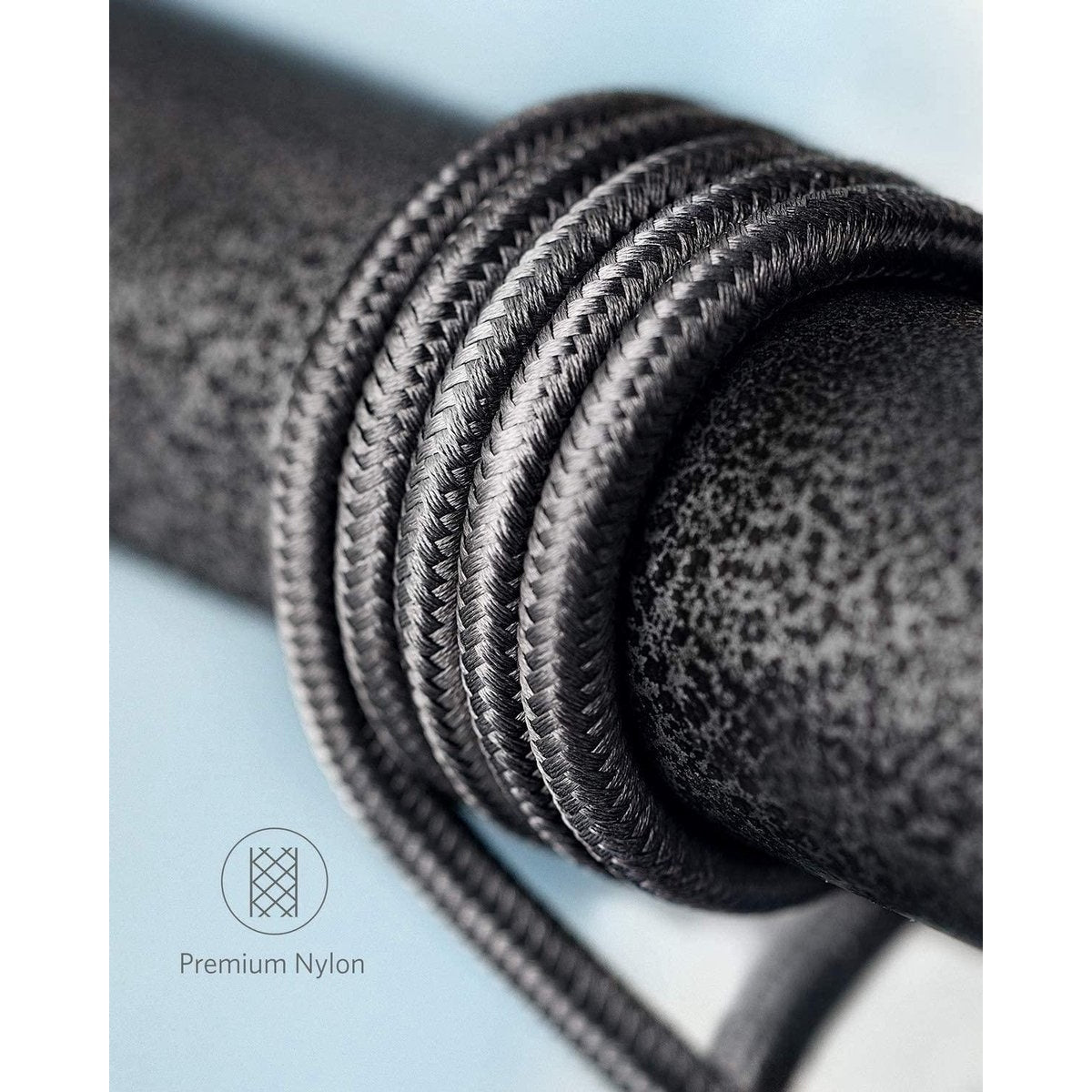 Close-up van een zwart, gevlochten nylonkabel gewikkeld rond een getextureerde, donkere metalen cilinder. Onderaan staat "Premium Nylon".