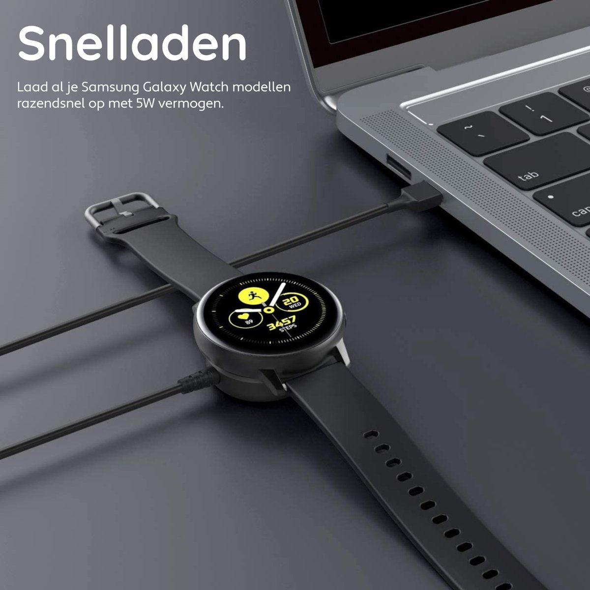 Een zwarte Samsung Galaxy Watch laadt naast een laptop. Het horloge toont stappen en activiteitsgegevens.