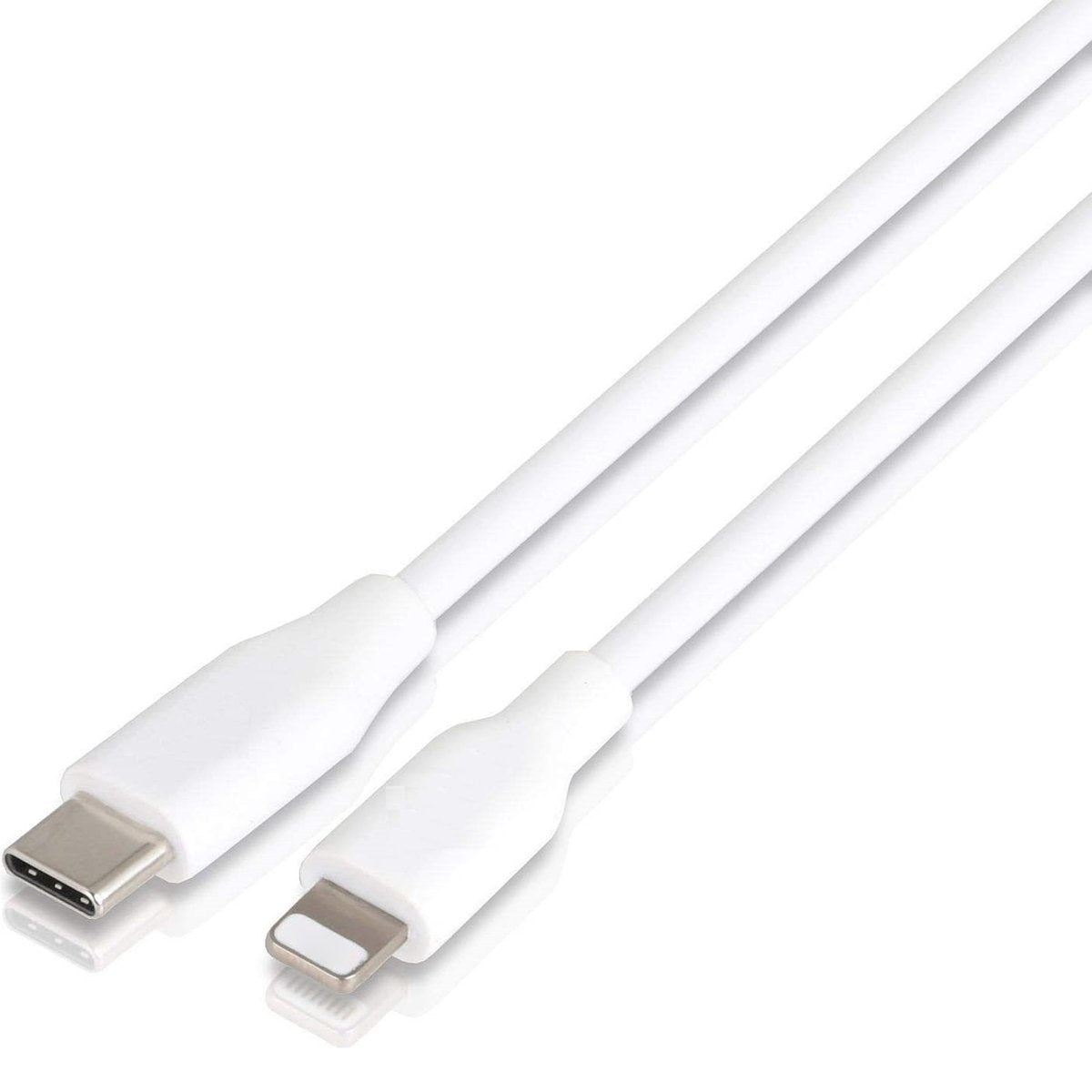 Een witte USB-C naar Lightning-kabel ligt diagonaal op een witte achtergrond. De connectoren zijn zichtbaar en dichtbij elkaar.
