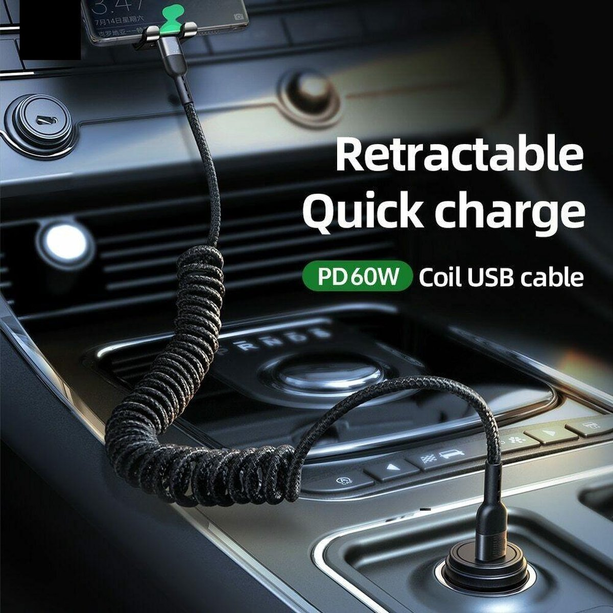 Een opgerolde zwarte USB-kabel is aangesloten op een stopcontact in de auto. Een telefoon zit in een houder.