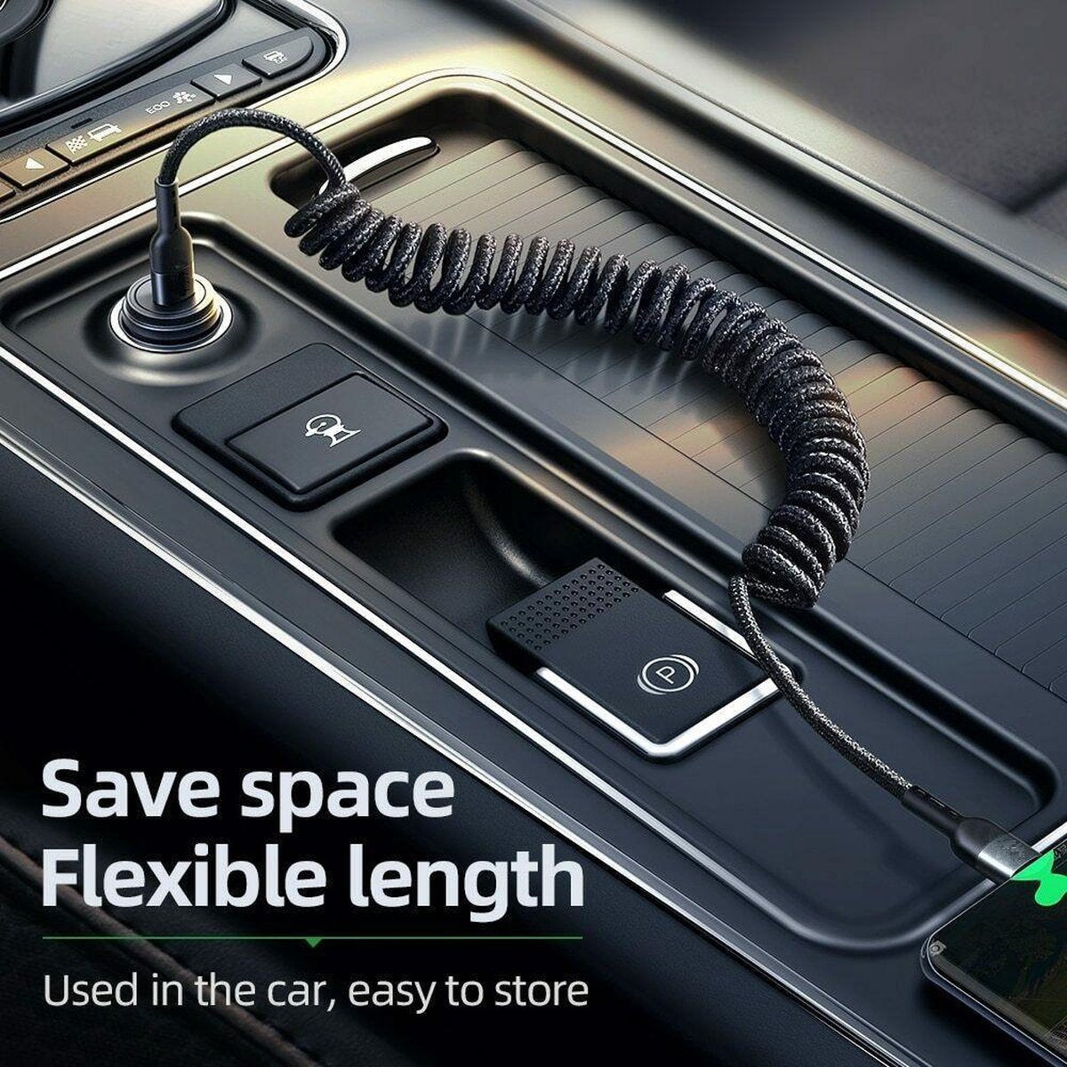 Zwarte spiraalvormige oplaadkabel in de middenconsole van een auto. Aangesloten op een oplaadpoort en een telefoon. Tekst: Bespaar ruimte, flexibele lengte.