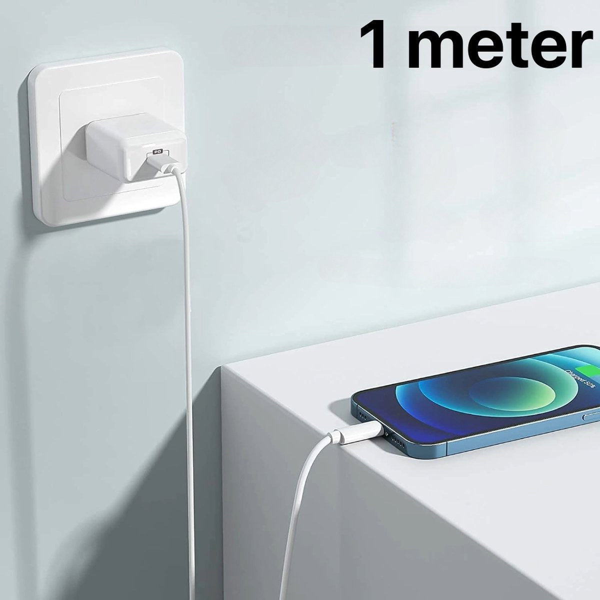 Een telefoon wordt op een witte tafel opgeladen. Een oplader is aangesloten op een stopcontact. De kabel verbindt de oplader en de telefoon.
