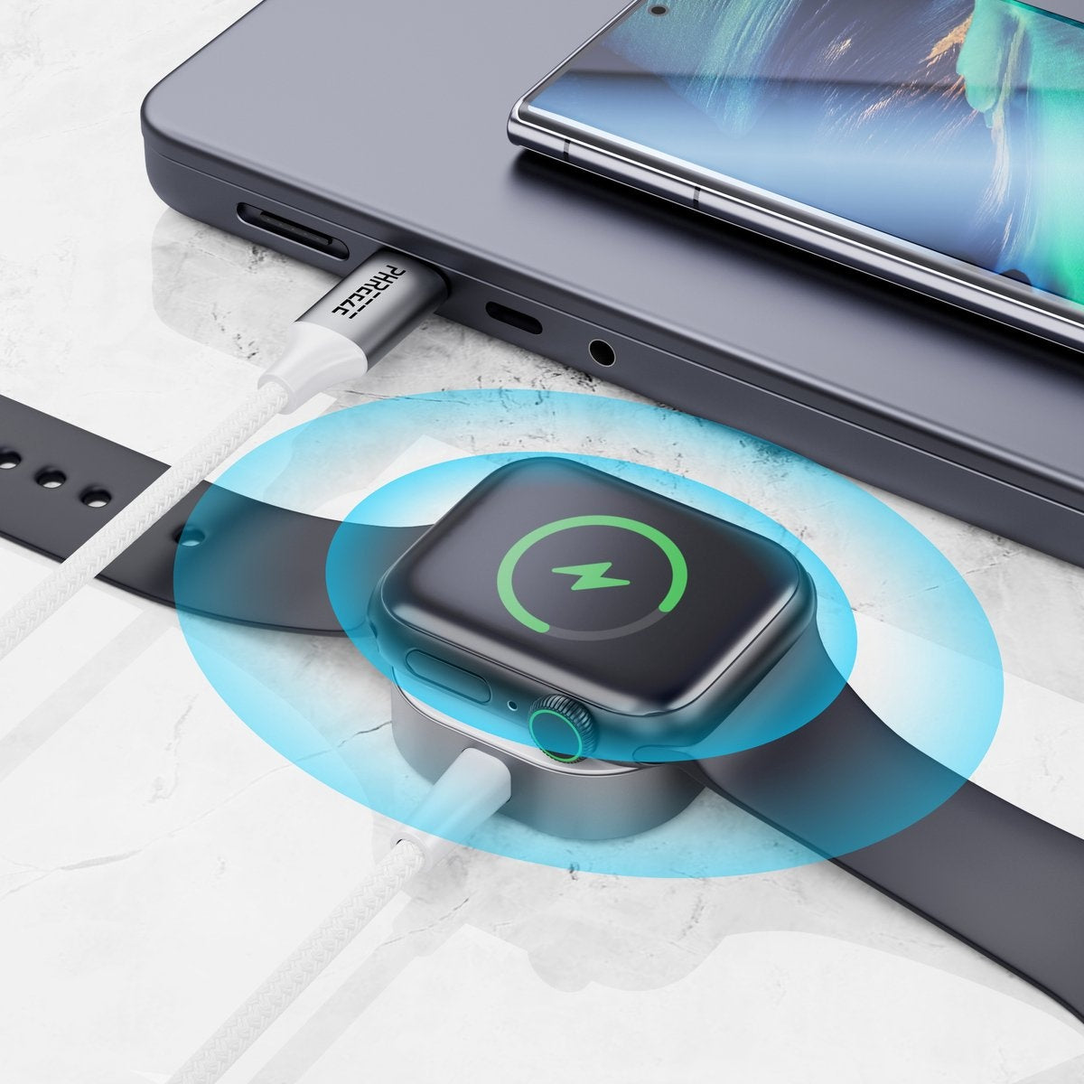 Een Apple Watch die oplaadt op een dock. Een telefoon en een laptop staan op de achtergrond. Een oplaadindicator staat op de watch.