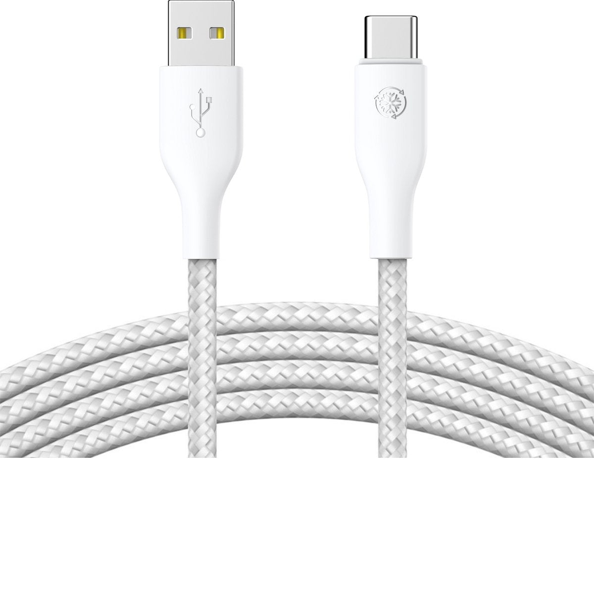 Een witte USB-kabel met een USB-A- en USB-C-connector. De kabel is gevlochten en de achtergrond is wit.