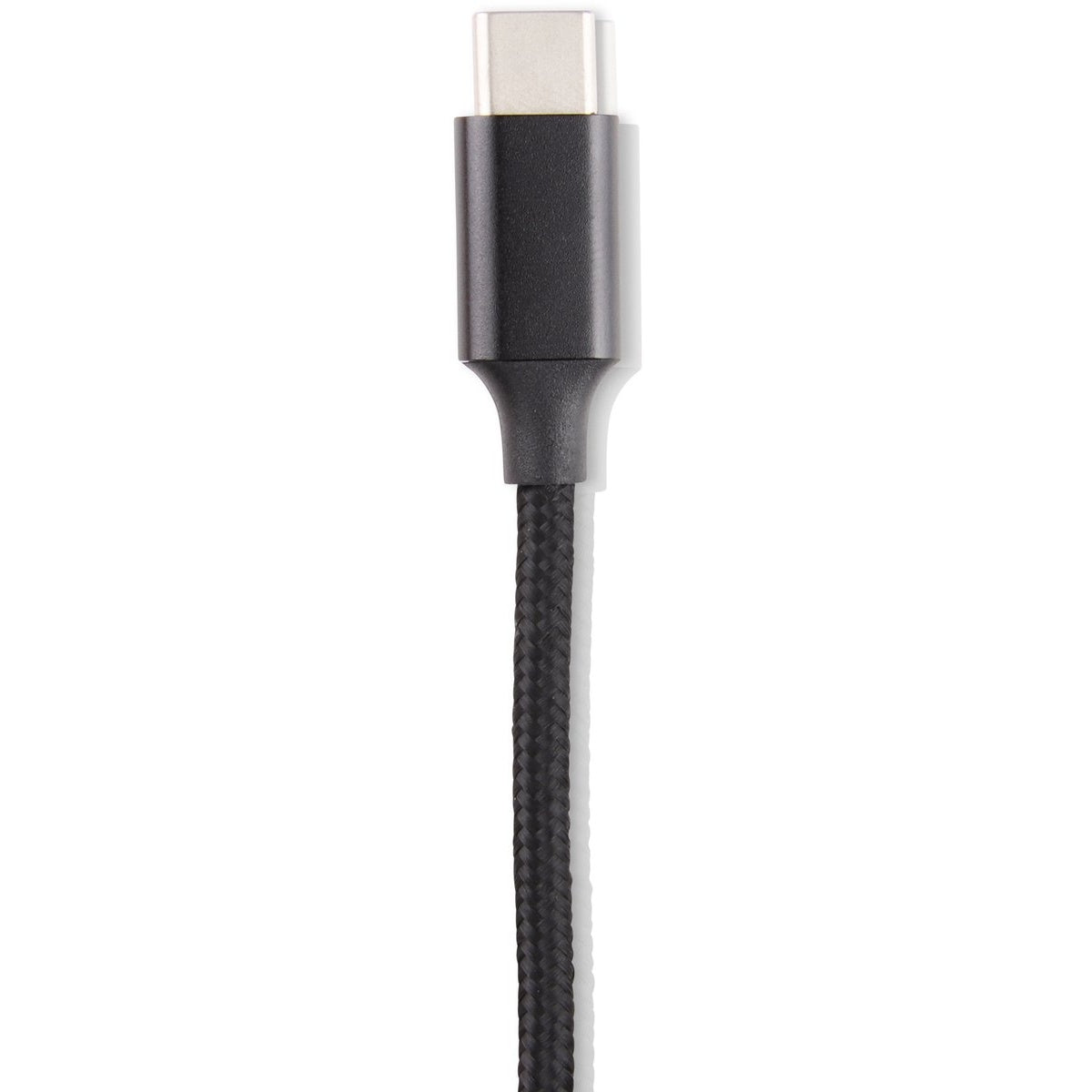 Close-up van een zwarte USB-C oplaadkabel tegen een witte achtergrond. De connector is zilver, de kabel gevlochten.