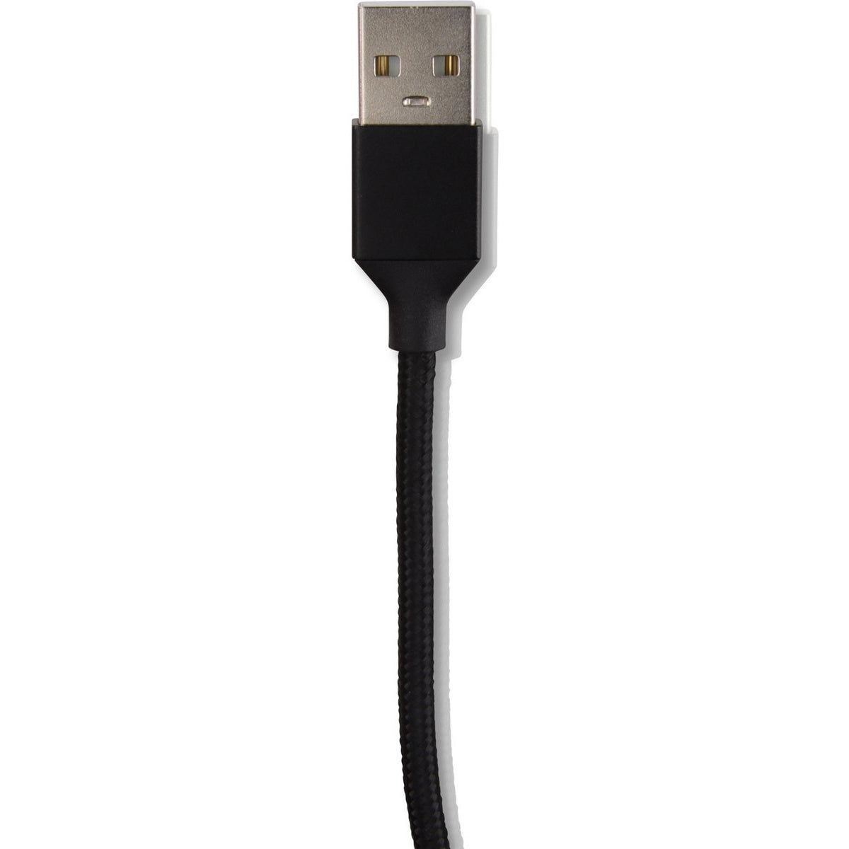 Een USB-kabel met een zilveren connector en een zwarte plastic behuizing. De kabel is zwart en gevlochten. De achtergrond is wit.