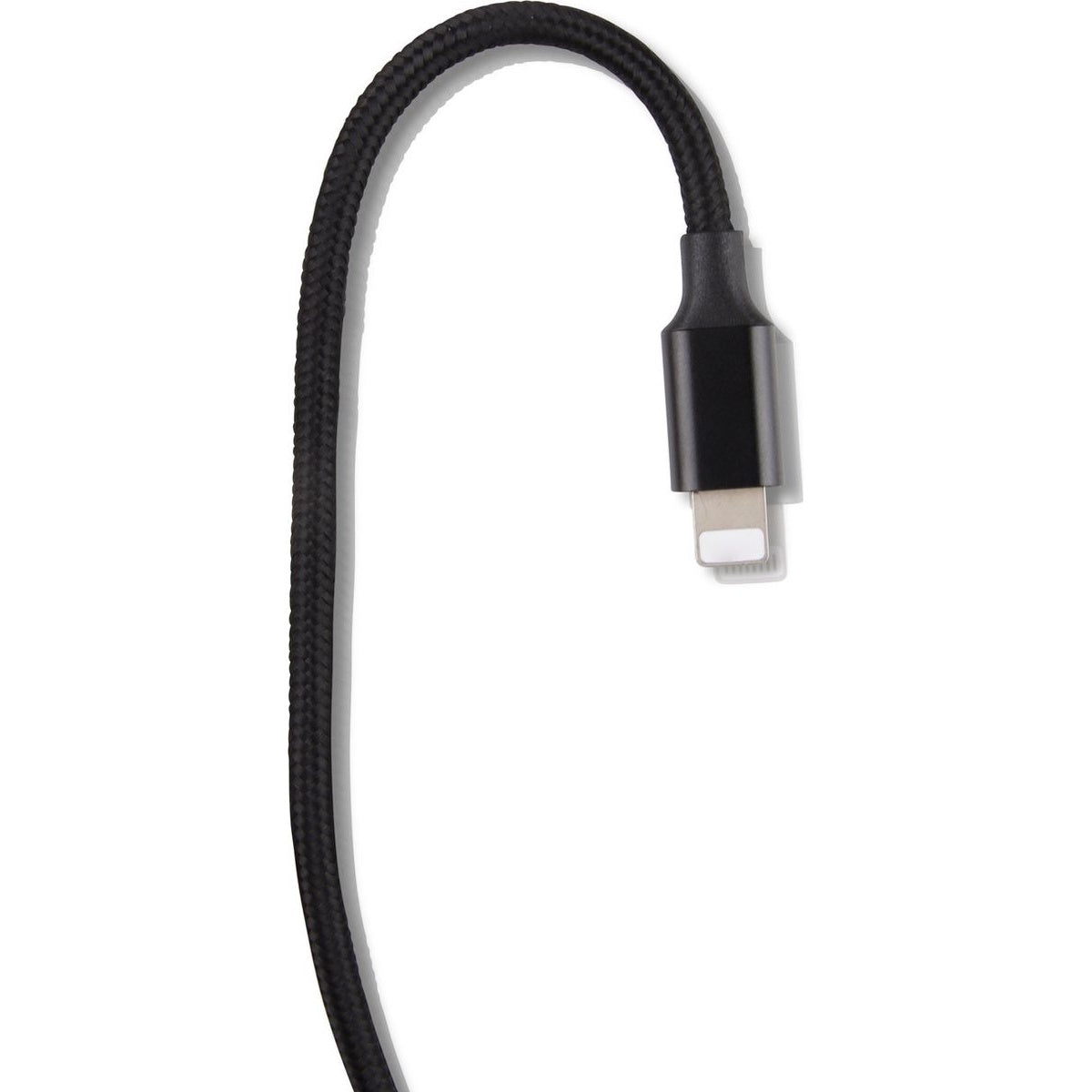 Een zwarte oplaadkabel met Lightning-connector op een wit oppervlak. De kabel is gebogen en heeft een gevlochten textuur.