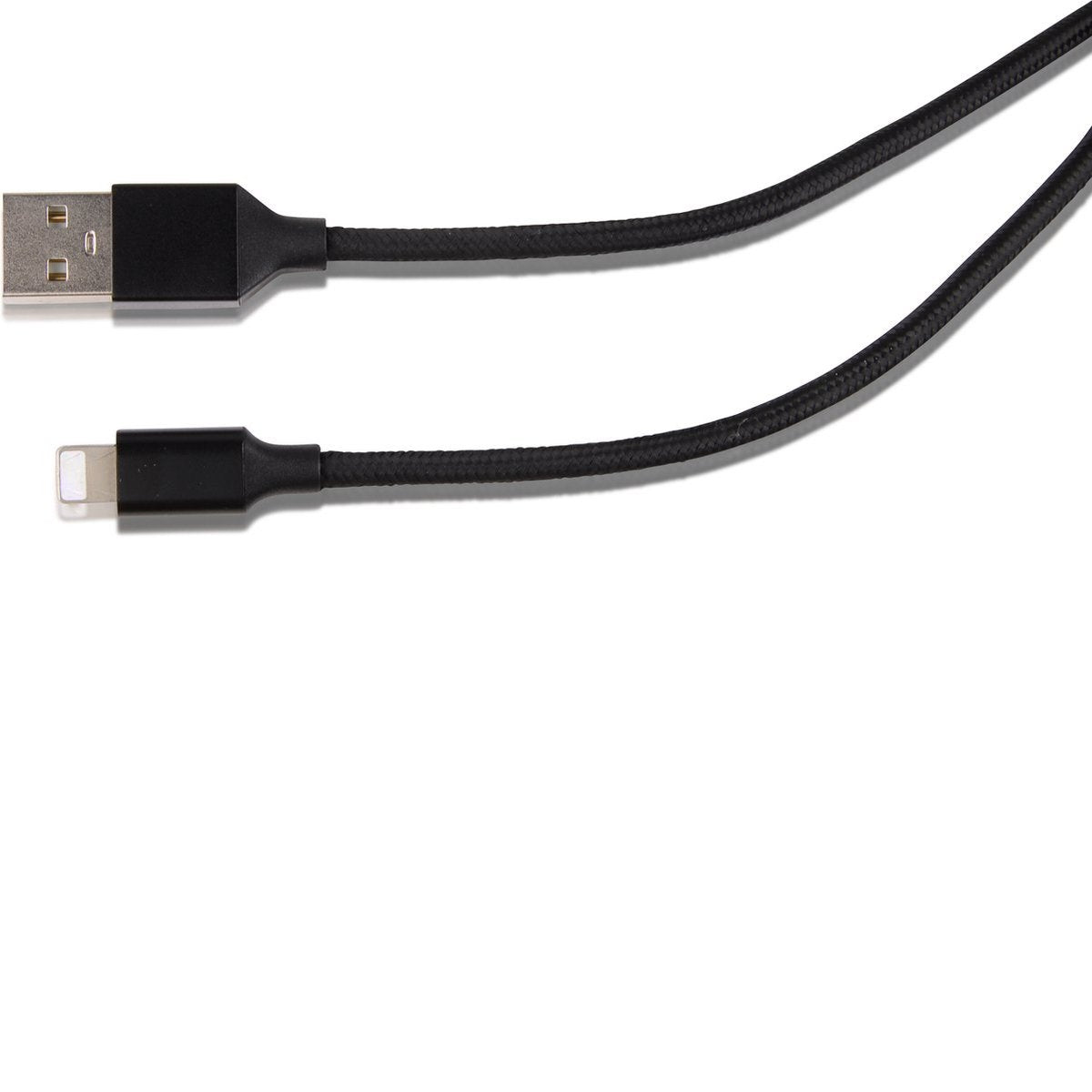 Zwarte oplaadkabel met een USB-connector en een lightning-connector, tegen een witte achtergrond. Gevlochten kabelontwerp.
