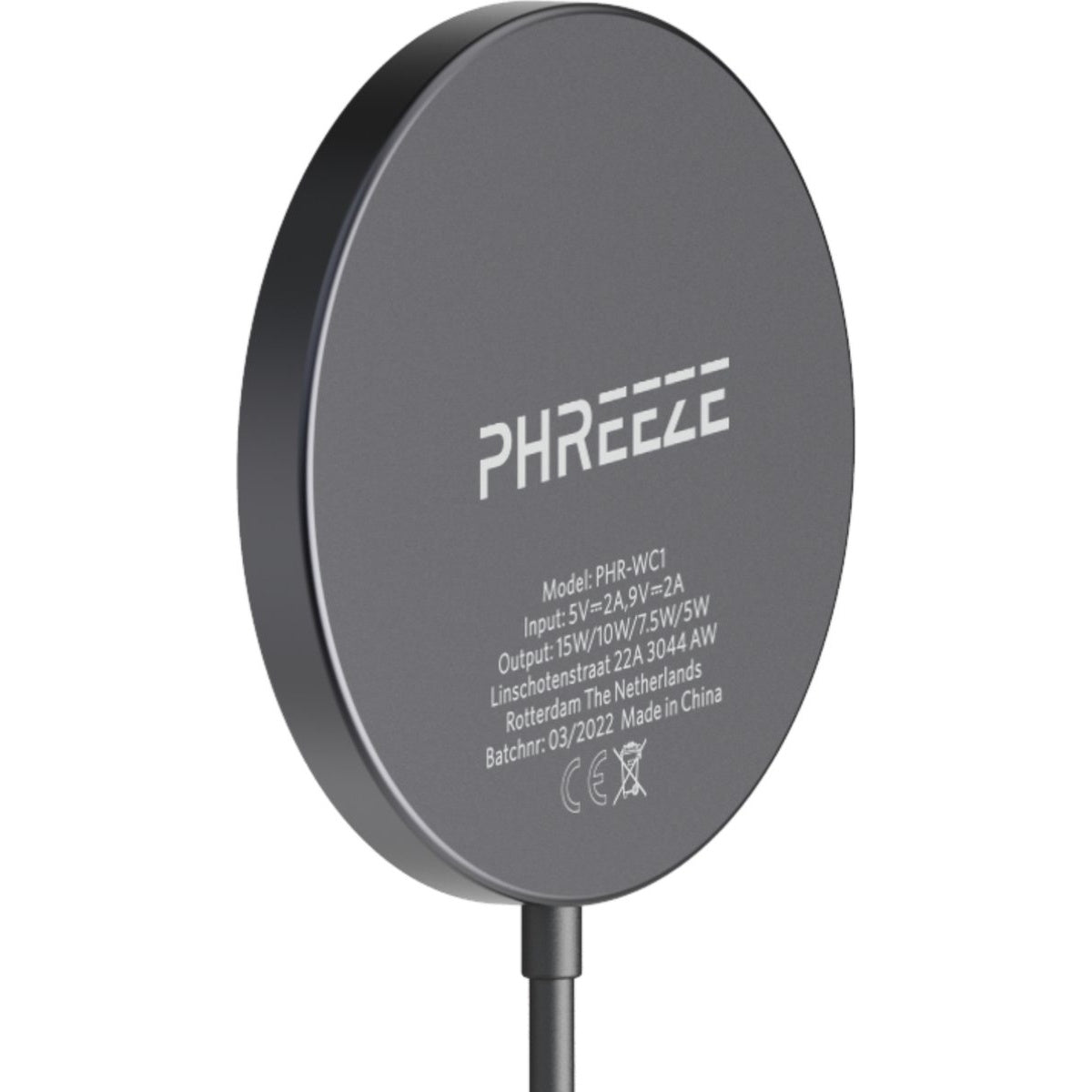 Een grijze PHREEZE draadloze oplader met details over de stroominvoer, -uitvoer en het adres. De oplader is rond met een zwarte kabel.